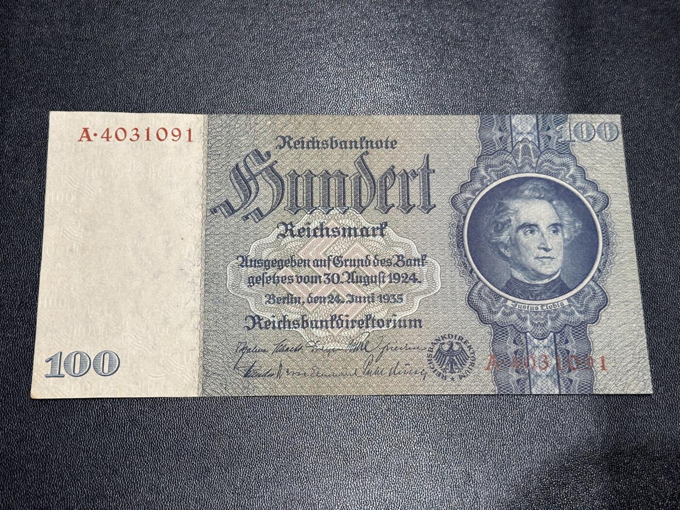 《外钞收藏家》第六百一十九期（精品场）（长期征集拍品、欢迎藏友们联系合作） 1924年版德国100马克 A冠 正面左下角有黄 UNC- 尾091