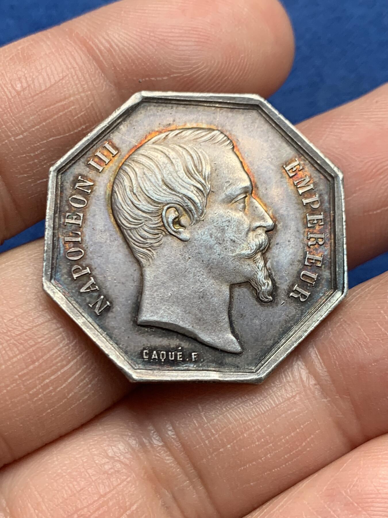 《竞宝斋》第472场 周日，周一，周二 3场连拍 （全场包邮）欢迎送拍 法国JETON银质八角，拿破仑三世头像太阳保险公司，直径30.7毫米，克重15.03，边铭：蜜蜂+argent