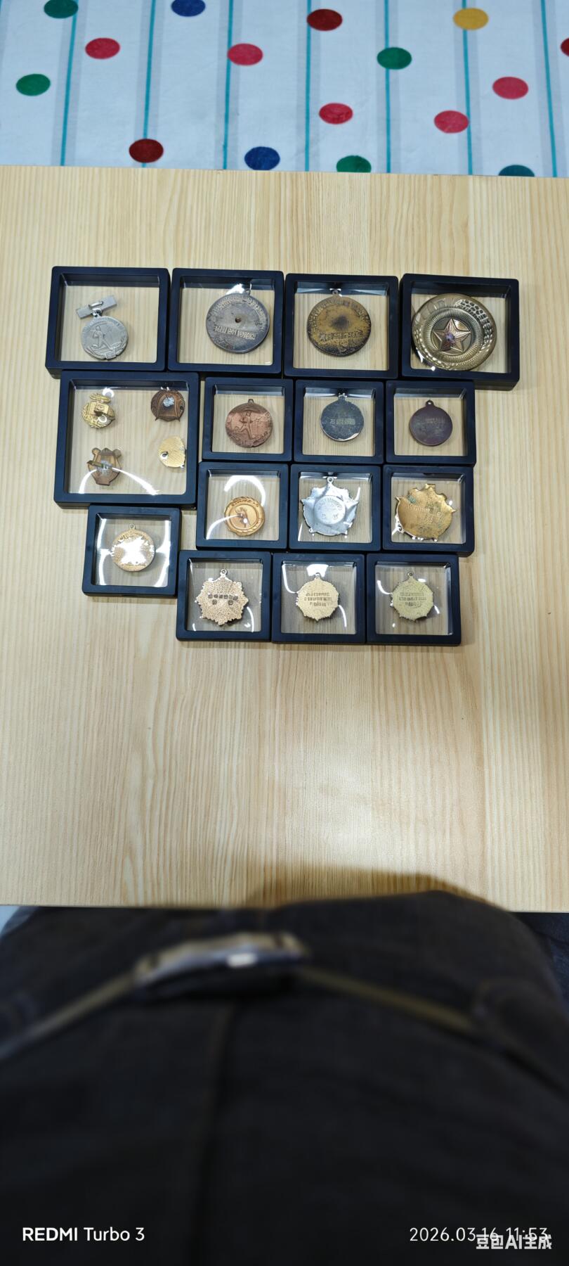 朝鲜徽章一组，18枚