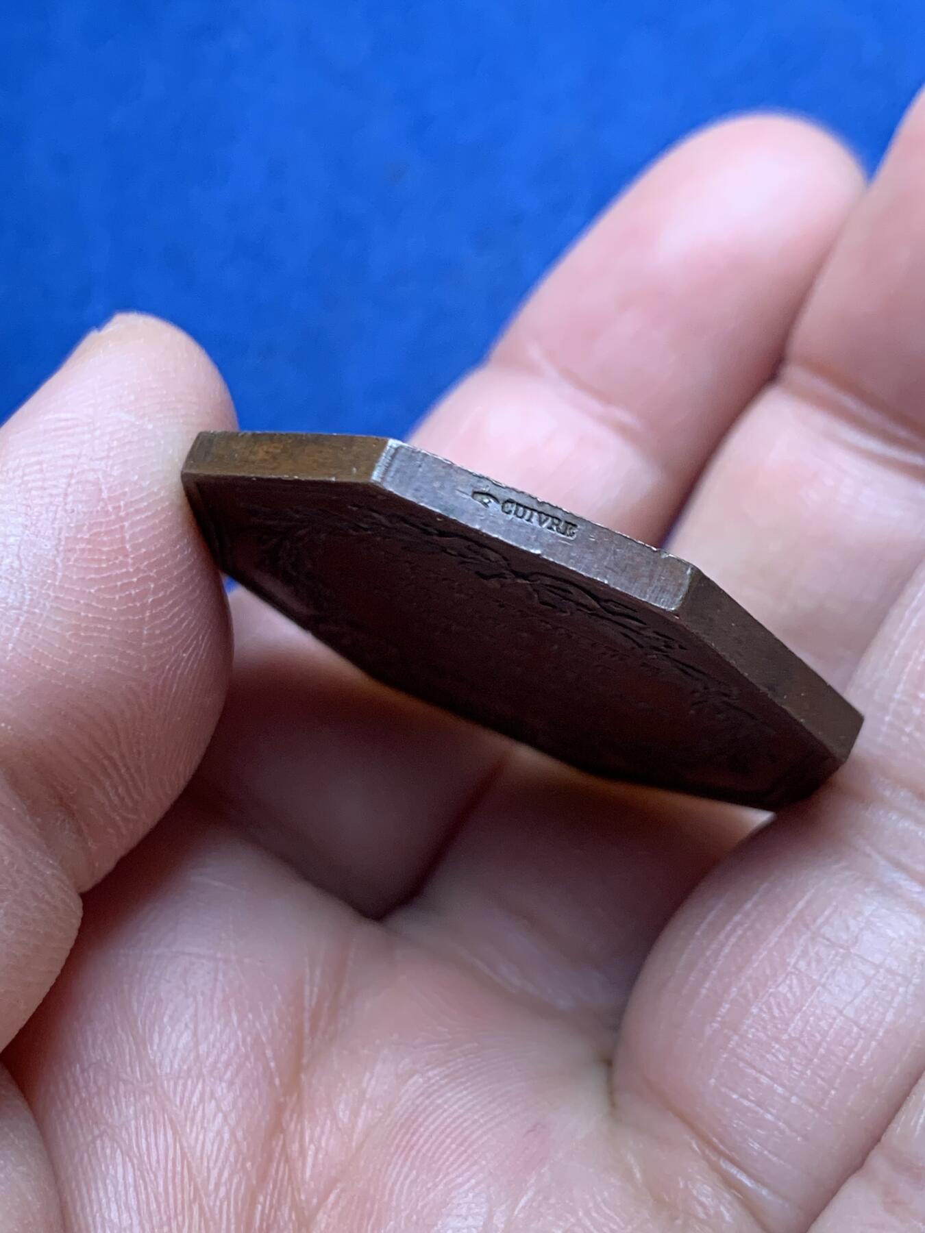 《竞宝斋》第472场 周日，周一，周二 3场连拍 （全场包邮）欢迎送拍 法国克莱门汀火灾保险公司八角铜质代币，23.33g，36.3mm，手指边铭