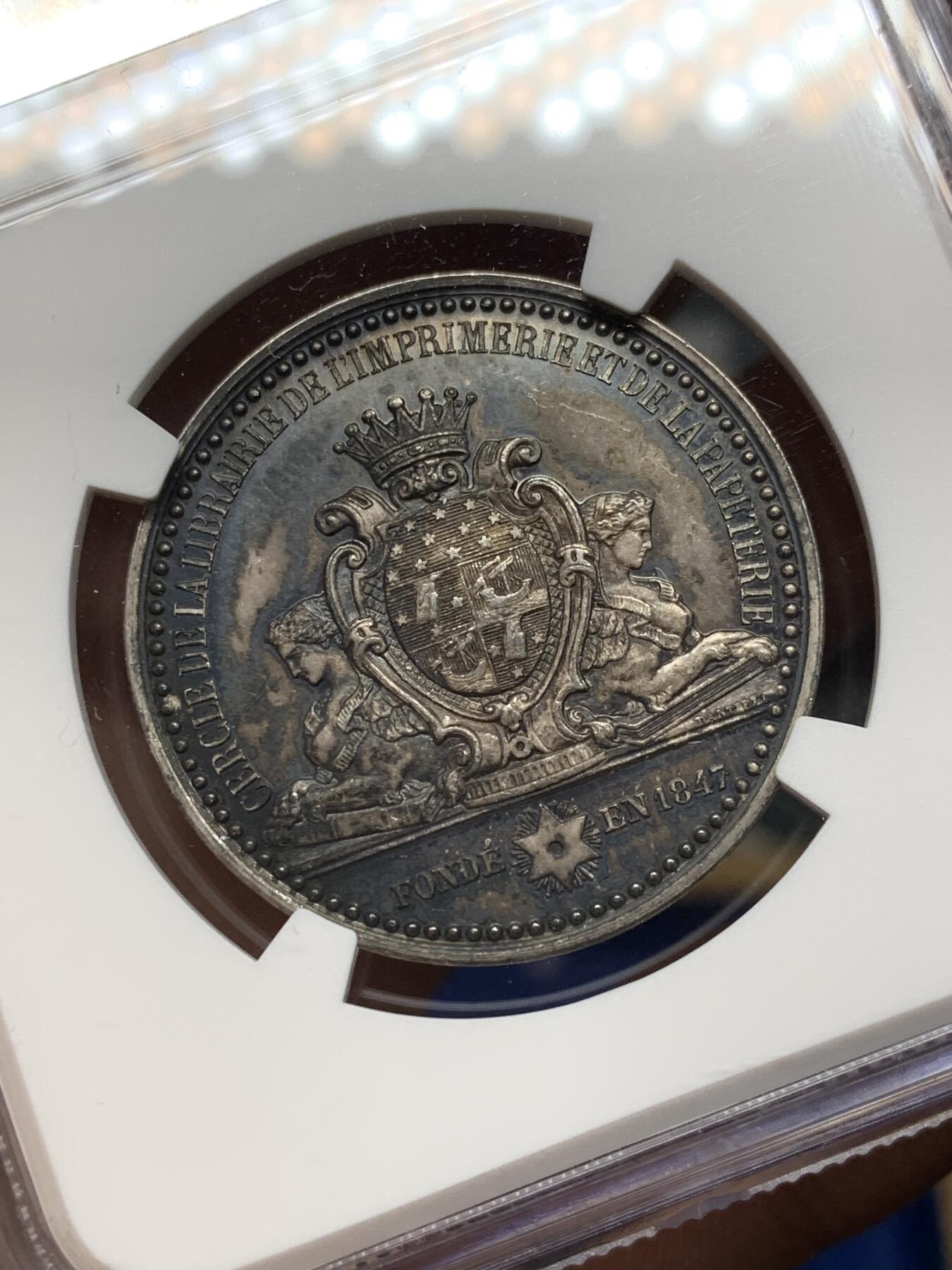 《竞宝斋》第472场 周日，周一，周二 3场连拍 （全场包邮）欢迎送拍 NGC MS62 法国巴黎书商、印刷和文具协会银质代币，书商和印刷商的手臂由狮身人面的格里芬守护