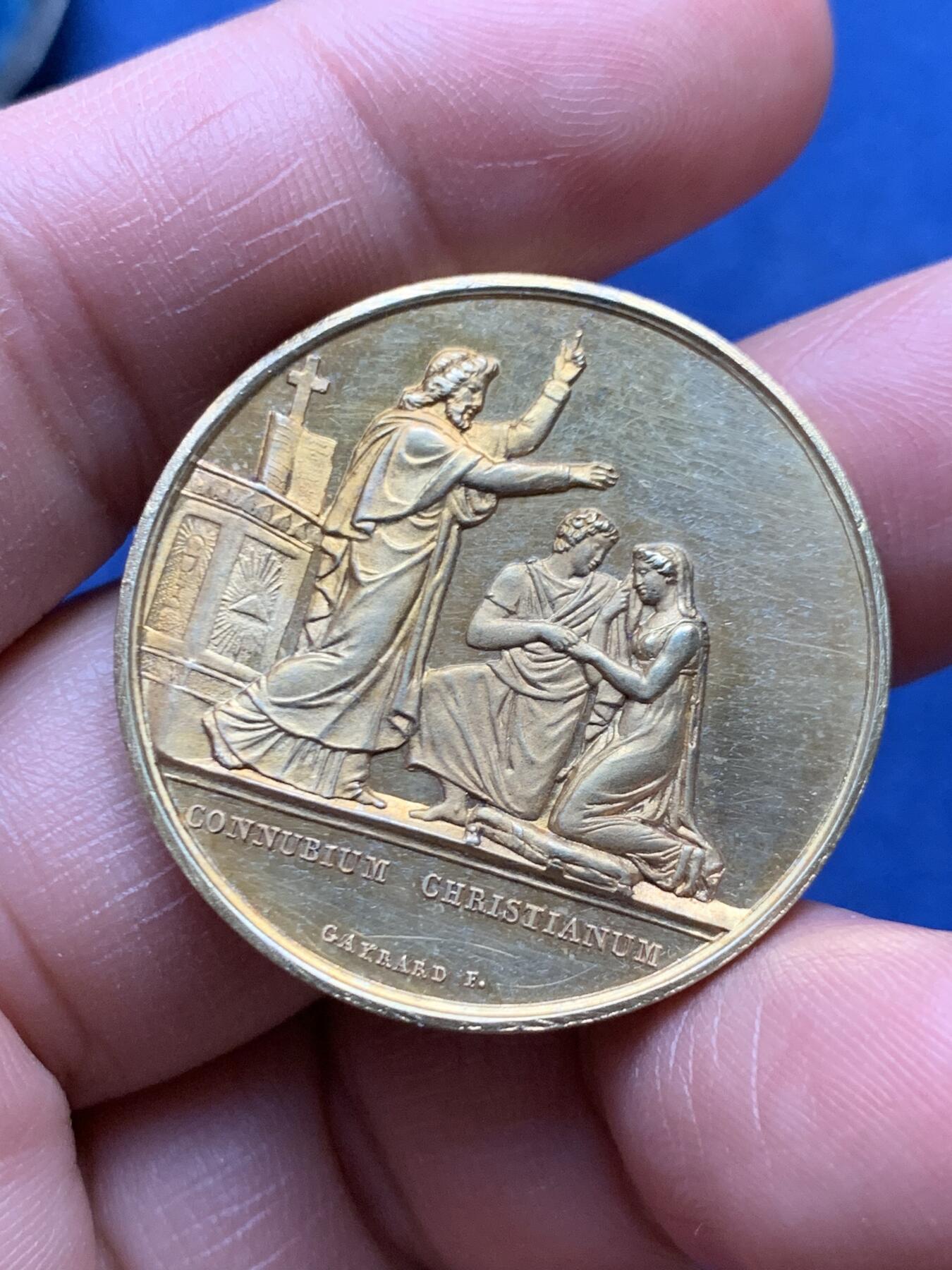 《竞宝斋》第472场 周日，周一，周二 3场连拍 （全场包邮）欢迎送拍 法国爱情与婚姻结婚纪念镀金银章，品相完整，金光闪闪，花体字漂亮，值得珍藏，带原盒。直径：33.2mm，重：16.5g