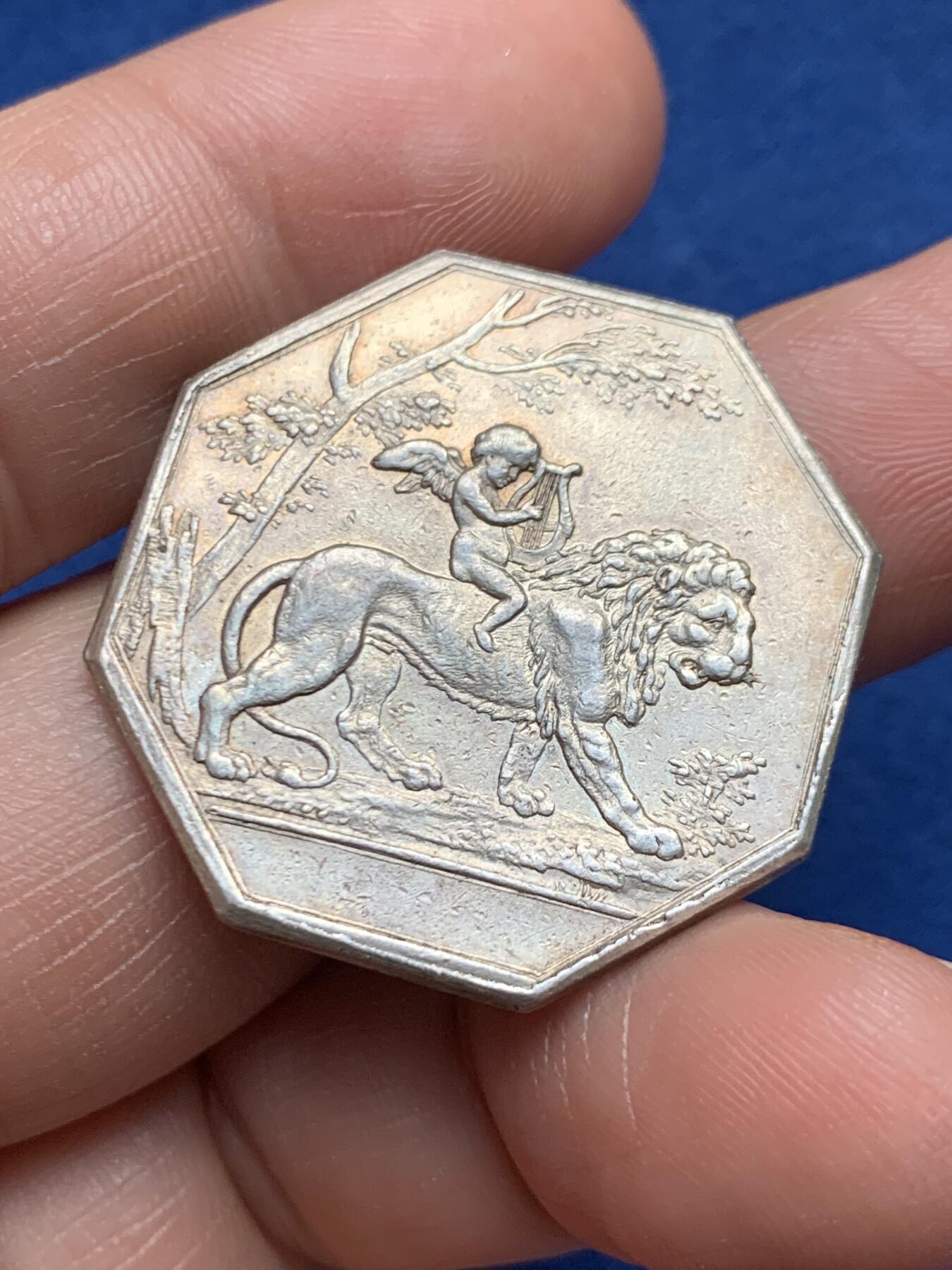 《竞宝斋》第472场 周日，周一，周二 3场连拍 （全场包邮）欢迎送拍 法国八角银质代币，爱情与婚姻信物，丘比特骑着狮子，“爱能战胜一切”，13.68g，31.4mm，早期无边铭，铸造风格像路易十六时期