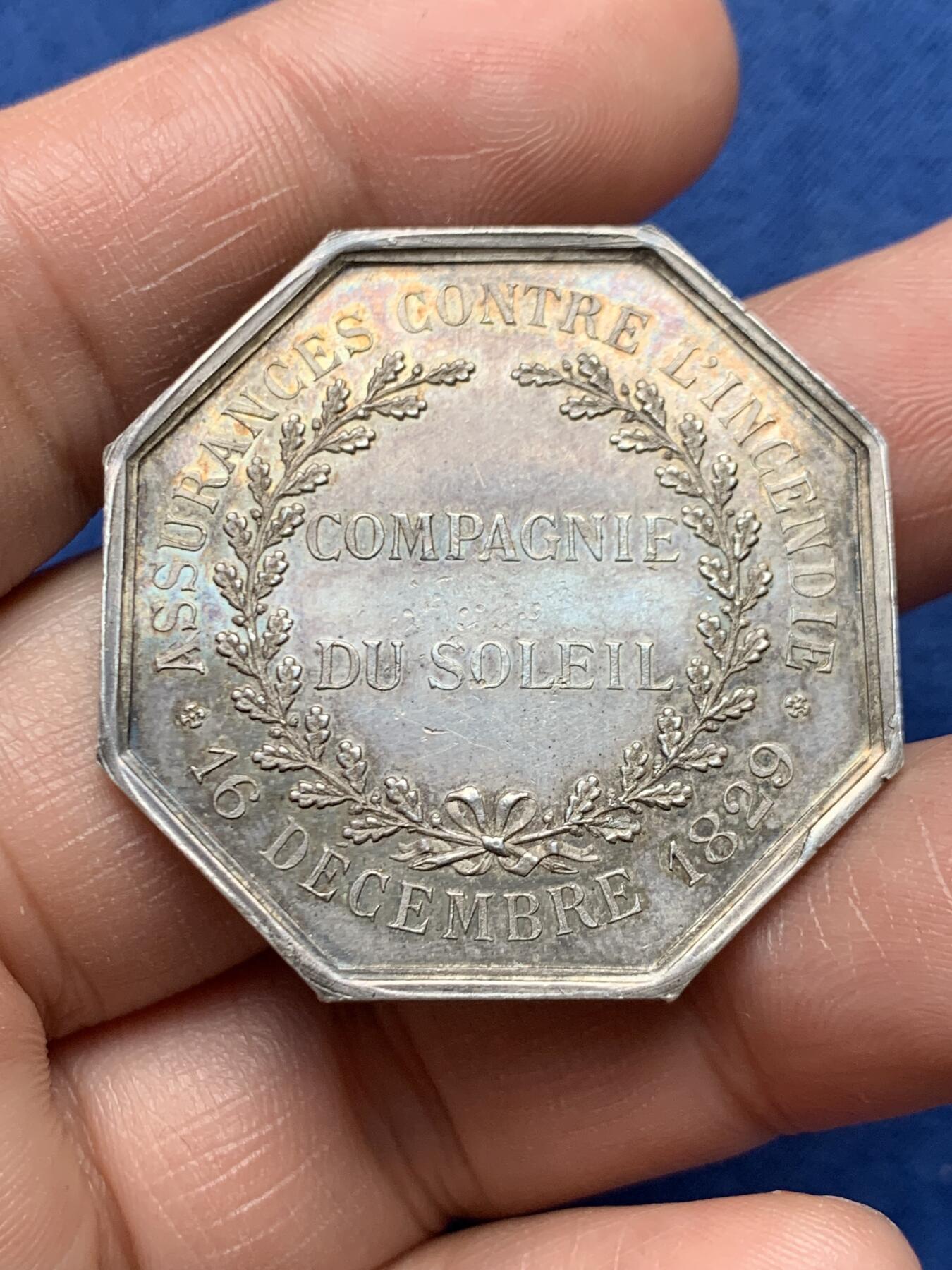 《竞宝斋》第472场 周日，周一，周二 3场连拍 （全场包邮）欢迎送拍 法国八角银质代币，太阳保险公司，20.35g，36.8mm，丰饶角边铭