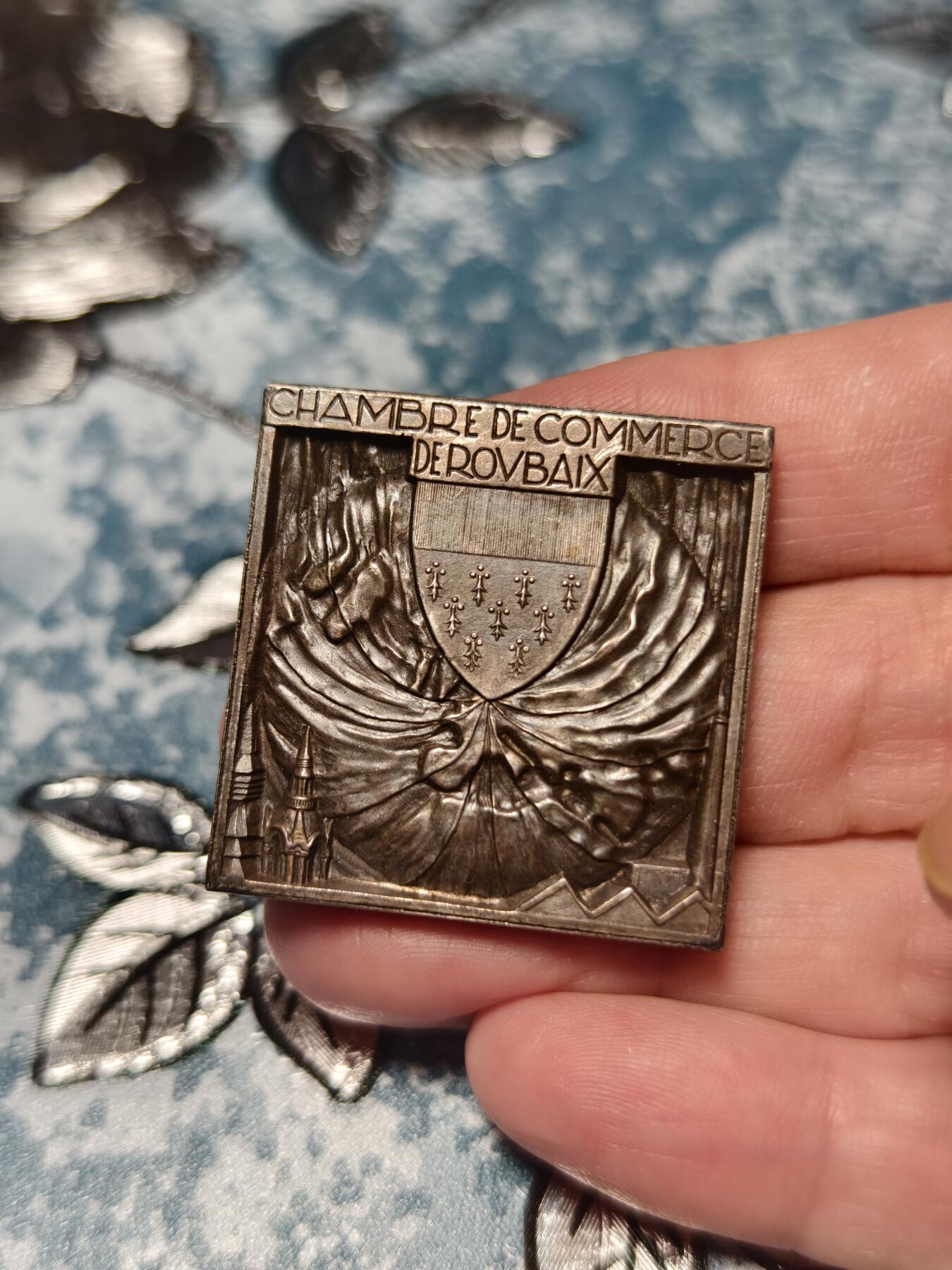 抚柳草堂-第十七期章牌钱币  奖章勋章限时免佣 满百包邮 放漏专场 19世纪末-20世纪初法国鲁贝商会正方形镀银铜章 33.5g 34.8mm边铭丰饶角 非常独特的一枚