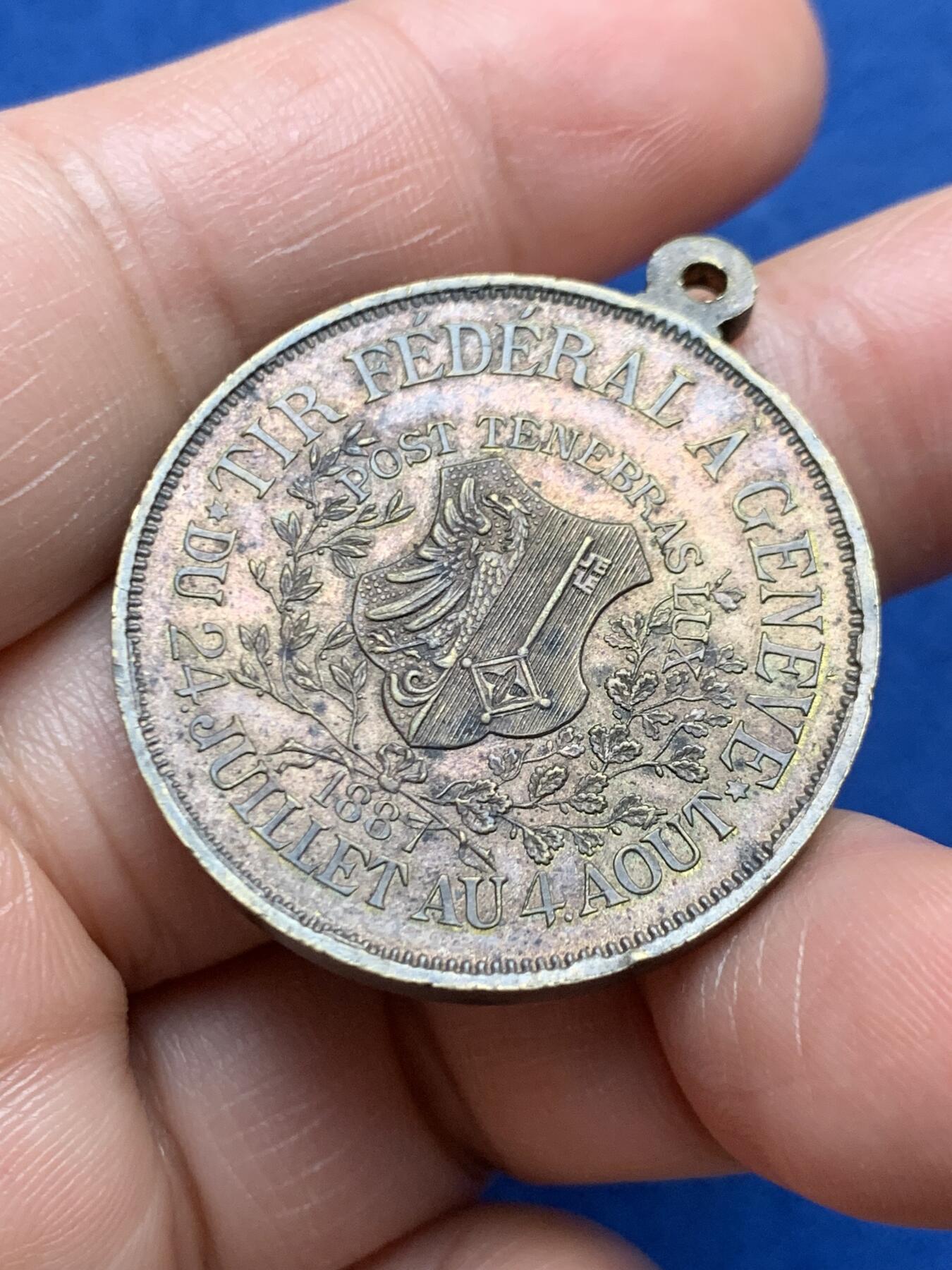 《竞宝斋》第472场 周日，周一，周二 3场连拍 （全场包邮）欢迎送拍 1887年瑞士日内瓦联邦射击节纪念铜章，属于瑞士经典的射击节（Schützenfest）系列纪念章，直接可做吊坠使用。17.85克，33.2mm。