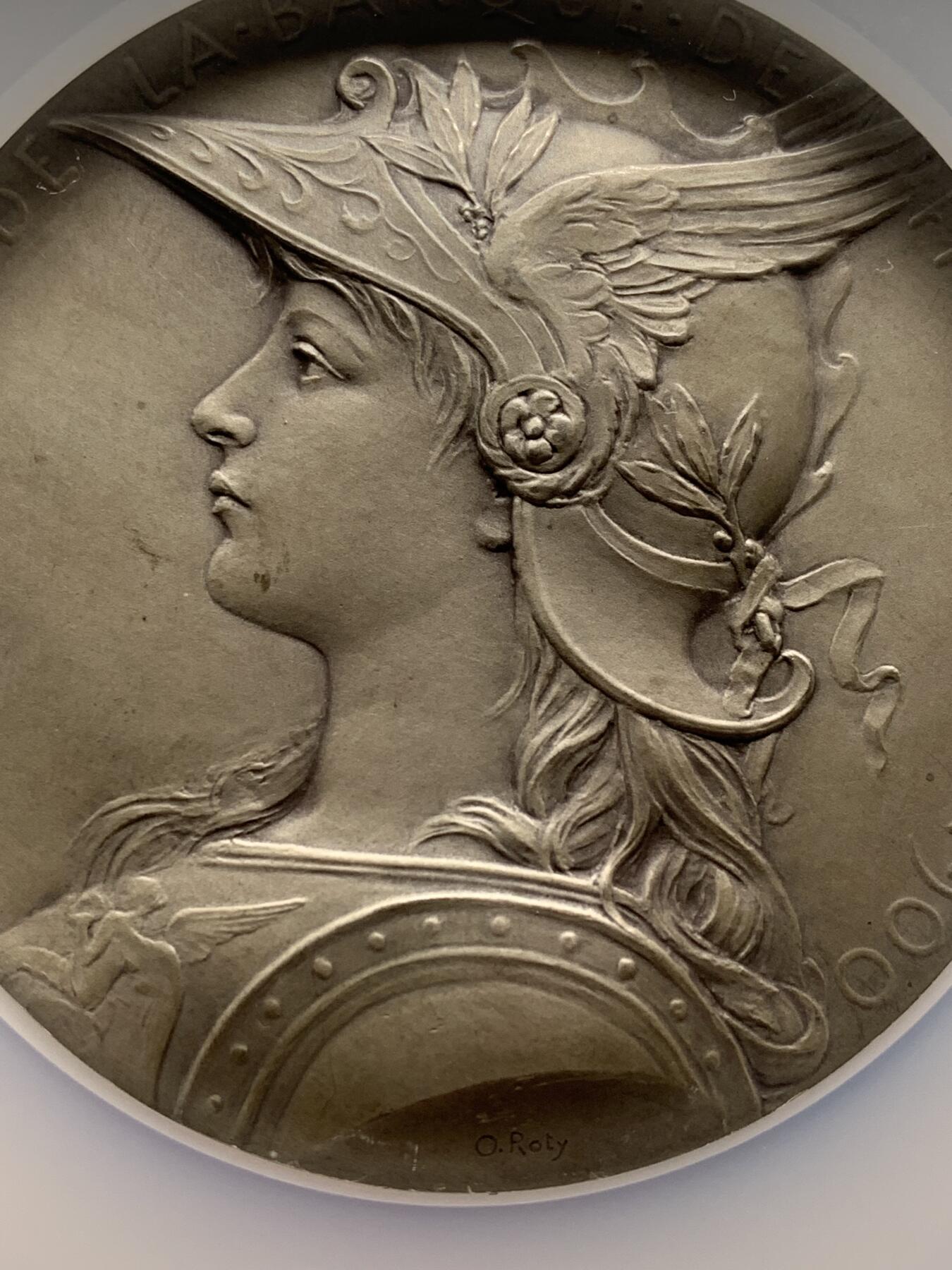 《竞宝斋》第472场 周日，周一，周二 3场连拍 （全场包邮）欢迎送拍 NGC MS63 法兰西银行百年纪念大银章 奥斯卡·罗蒂大师的扛鼎之作 名品法百 加大加厚盒装 法章不可或缺藏品