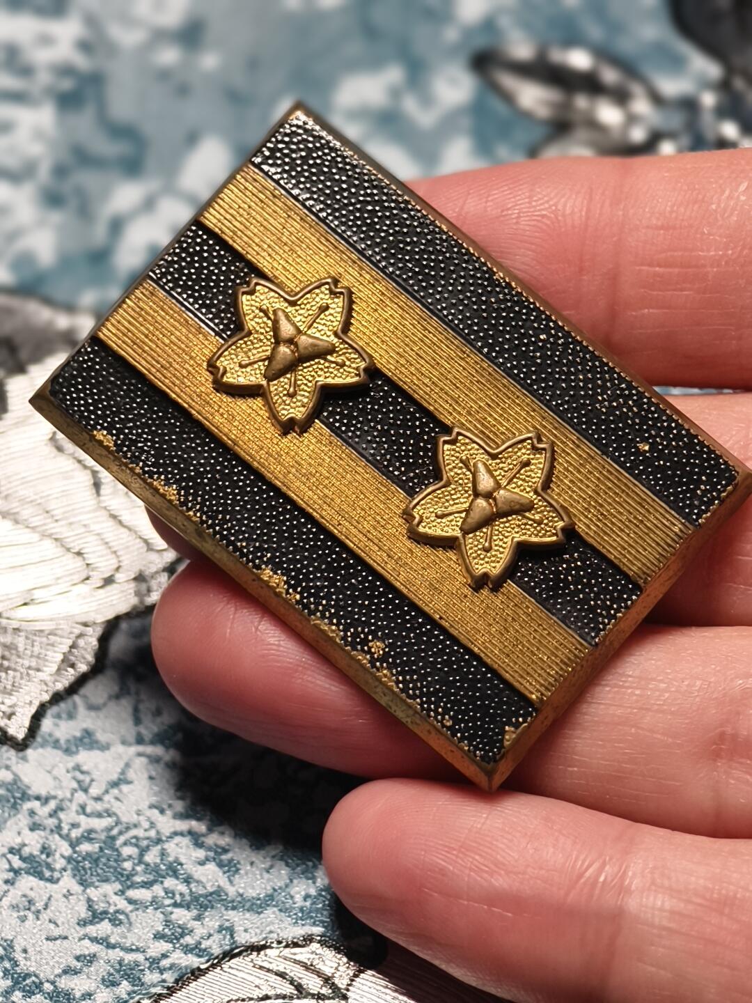 抚柳草堂-第十七期章牌钱币  奖章勋章限时免佣 满百包邮 放漏专场 日本消防领章 双樱花+双杠，对应消防司（しょうぼうし）或消防副长级别