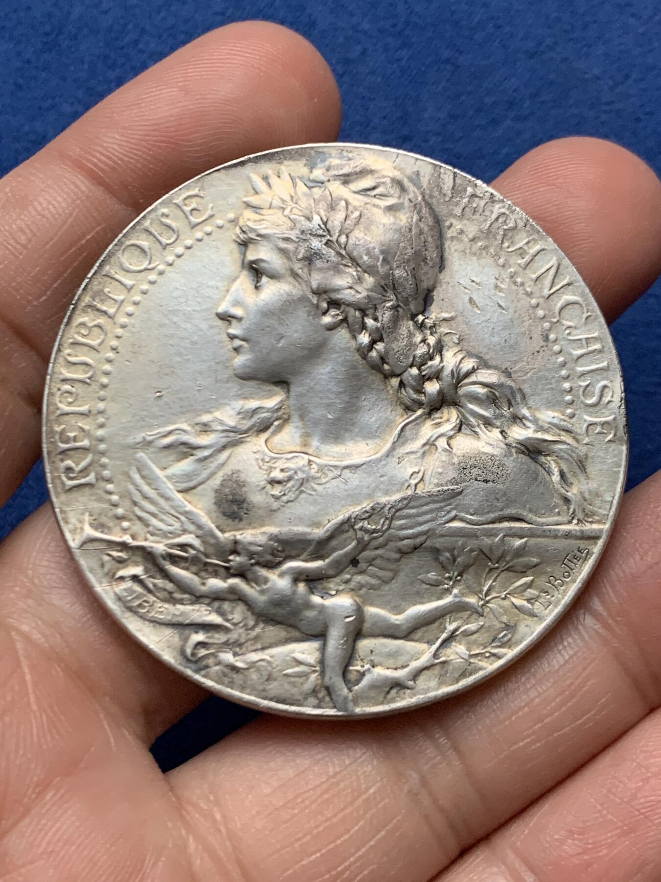 《竞宝斋》第472场 周日，周一，周二 3场连拍 （全场包邮）欢迎送拍 法国Bottee 里昂市鸽友协会银章，58.8g，49.3mm，丰饶角边铭