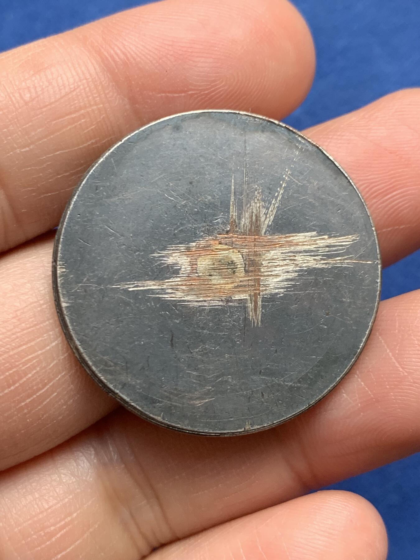 《竞宝斋》第472场 周日，周一，周二 3场连拍 （全场包邮）欢迎送拍 瑞士日内瓦全国博览会纪念章，主题为“祖国保护并奖励劳动”，是瑞士工业与爱国主题的经典章牌，单面品种，背面有去固定痕迹。14.7克，33.1mm。