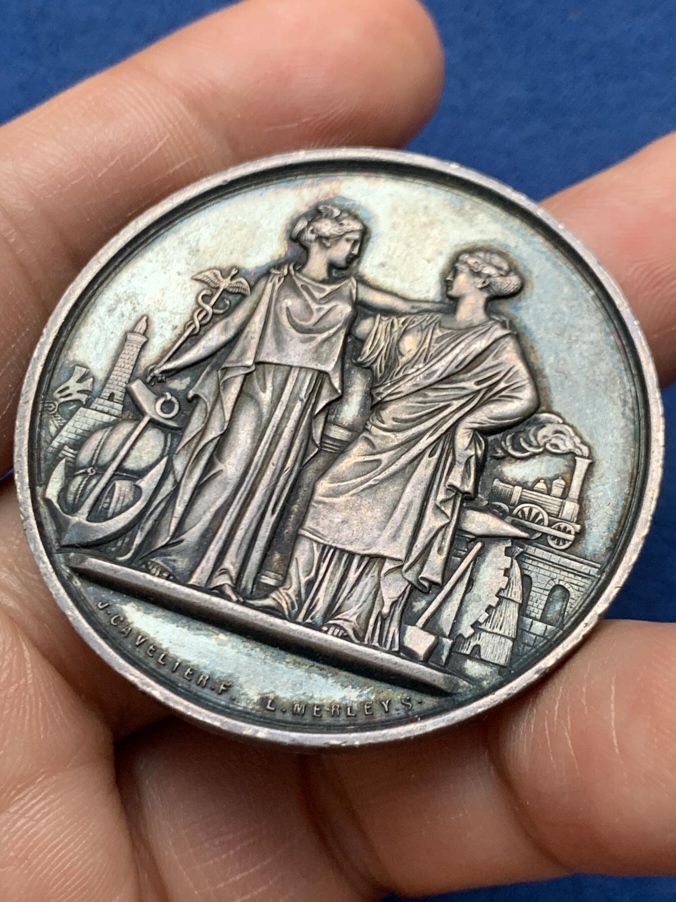 《竞宝斋》第472场 周日，周一，周二 3场连拍 （全场包邮）欢迎送拍 法国巴黎国家商会银章，组成法国巴黎银行的四家银行之一，43.5g，45.1mm，1879年仅铸造一个月的烟斗边铭