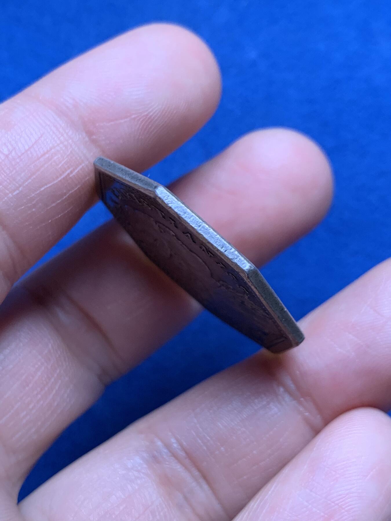 《竞宝斋》第472场 周日，周一，周二 3场连拍 （全场包邮）欢迎送拍 法国八角银质代币，路易十六头像皇家宝藏，13.88g，32.1mm，早期无边铭