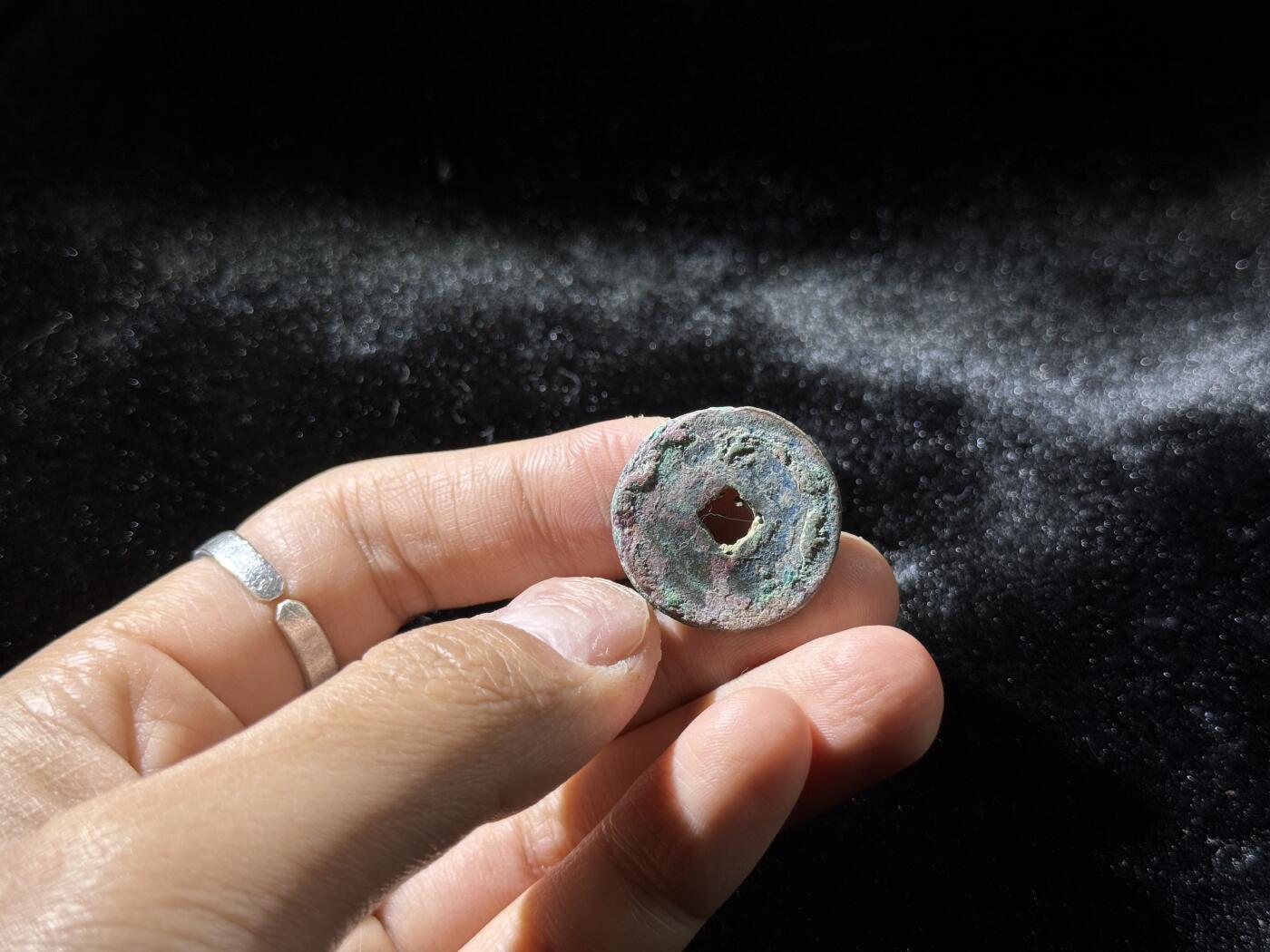 戎马世界章牌大赏，铜钱场 太平通宝小饼子，三联