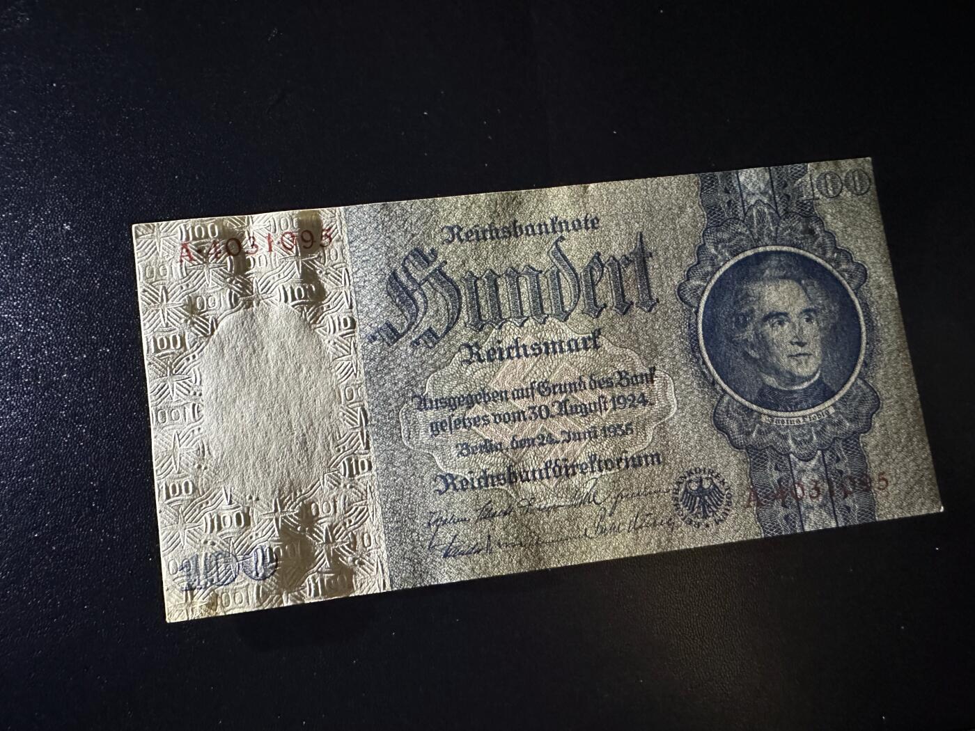 《外钞收藏家》第六百一十九期（精品场）（长期征集拍品、欢迎藏友们联系合作） 1924年版德国100马克 A冠 正面左下角有黄 UNC- 尾095 这张角瑕疵有点重