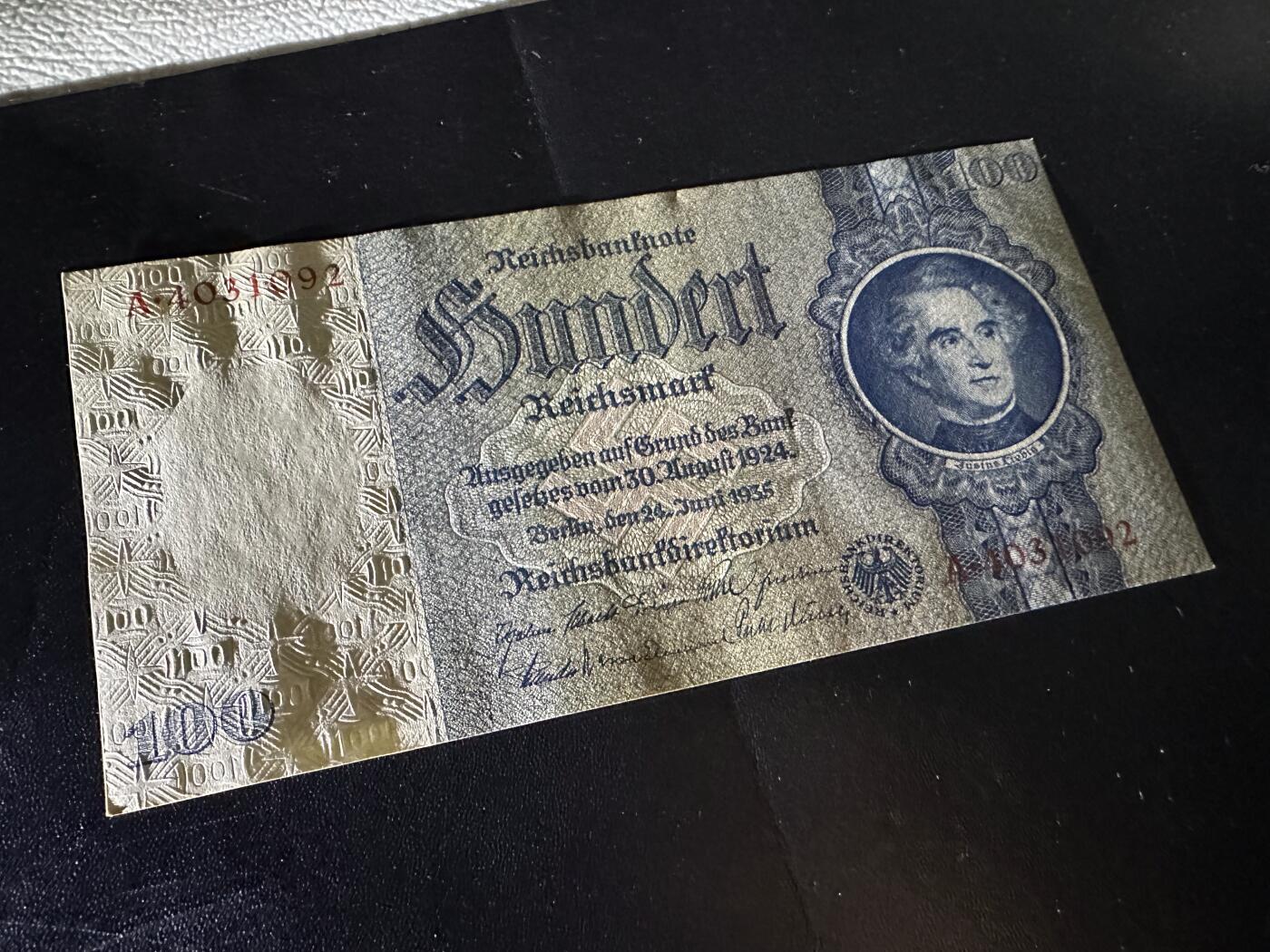 《外钞收藏家》第六百一十九期（精品场）（长期征集拍品、欢迎藏友们联系合作） 1924年版德国100马克 A冠 正面左下角有黄 UNC- 尾092