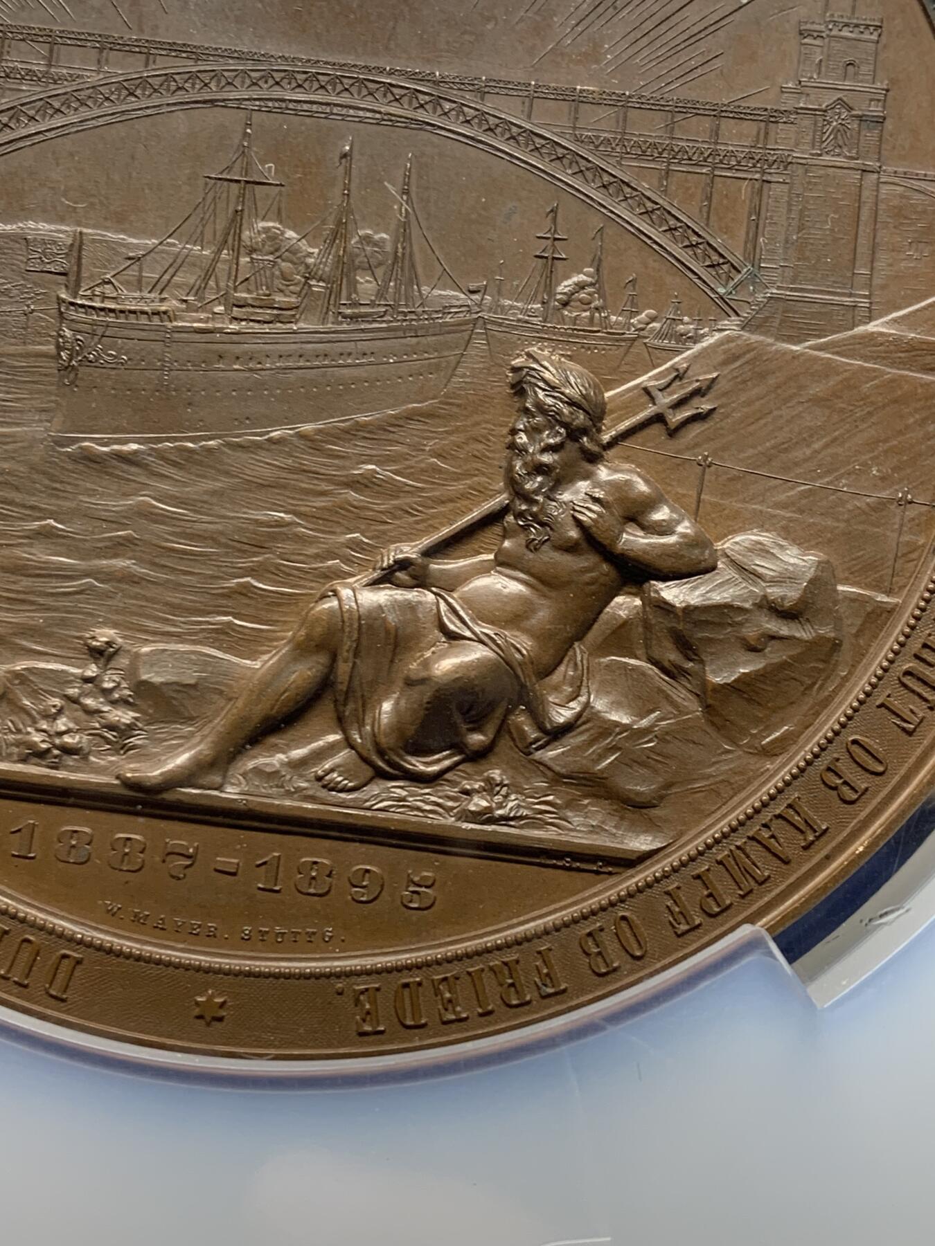 《竞宝斋》第472场 周日，周一，周二 3场连拍 （全场包邮）欢迎送拍 NGC SP63 法国1895年基尔运河开通纪念大铜章 稀缺 加厚巨大老盒 带比较图