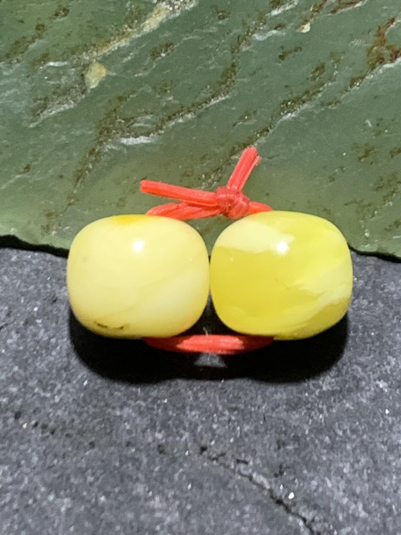 天然俄料原矿蜜蜡小尺寸老形桶珠腰珠两颗，