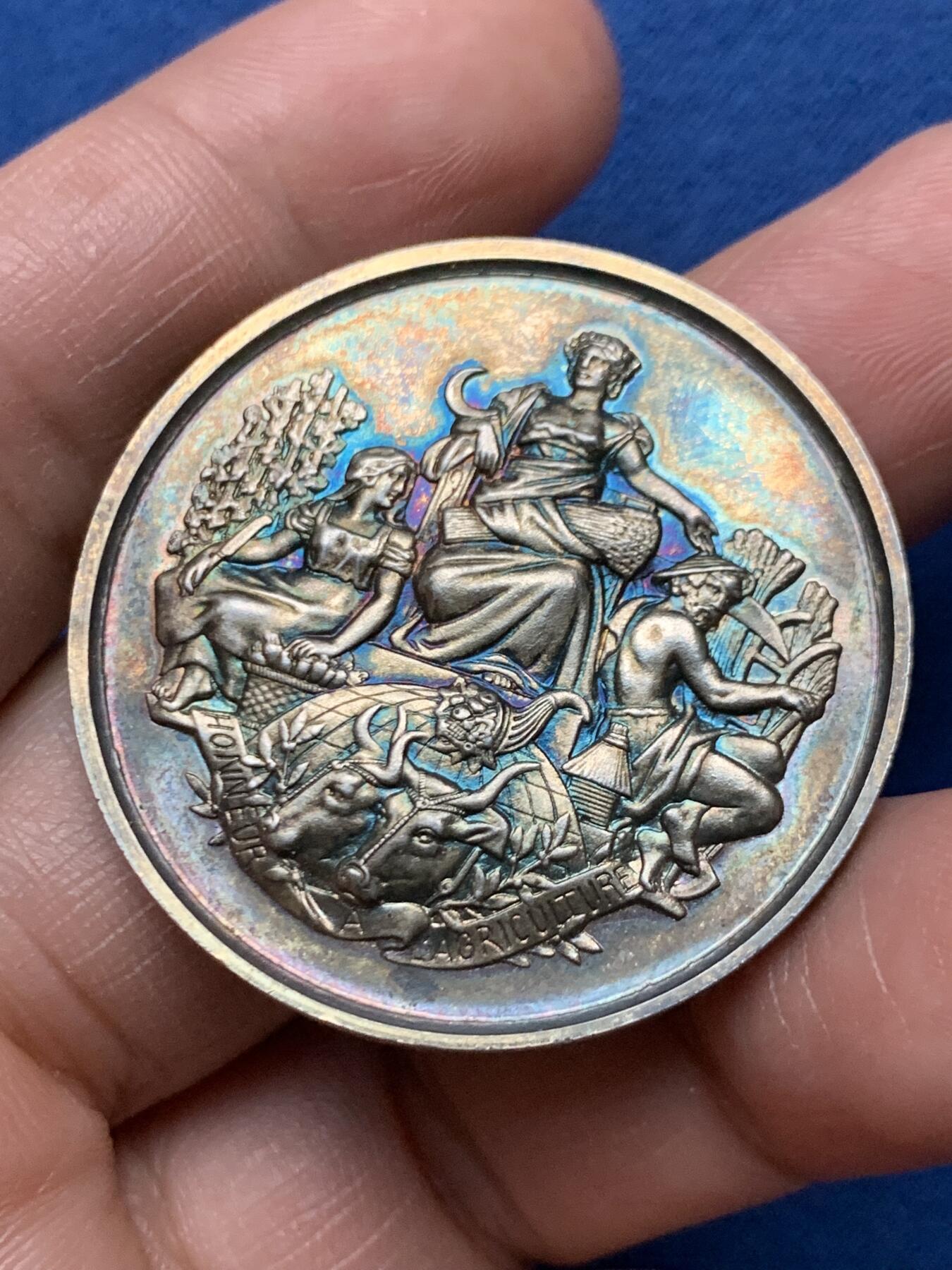 《竞宝斋》第472场 周日，周一，周二 3场连拍 （全场包邮）欢迎送拍 法国上马恩省茹安维尔农业协会银章，25.09g，38.4mm，边铭：密涅瓦+950/1000argent，状态极好带原盒