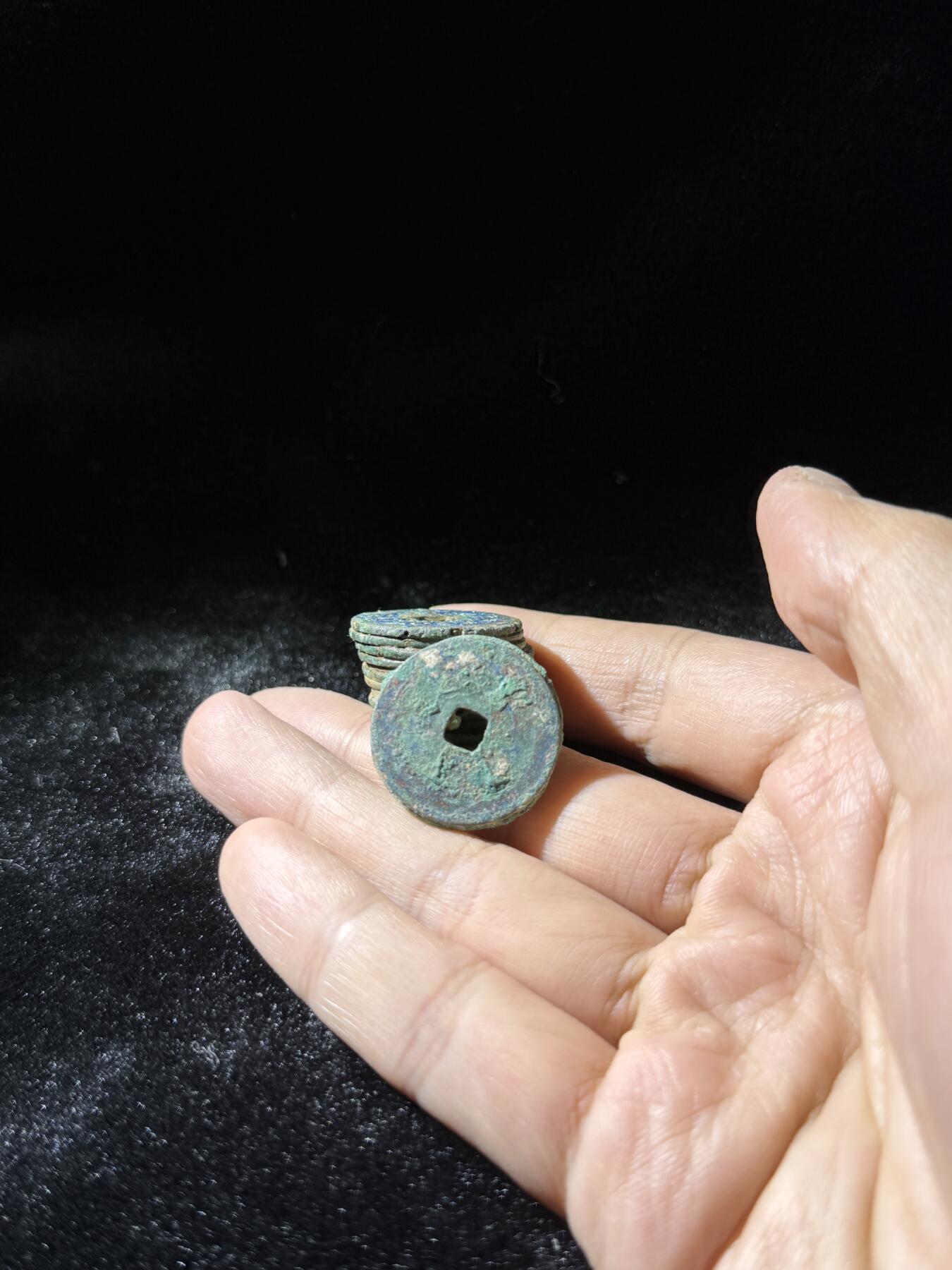 戎马世界章牌大赏，铜钱场 宋小平钱坨子加小饼子一组，共15枚