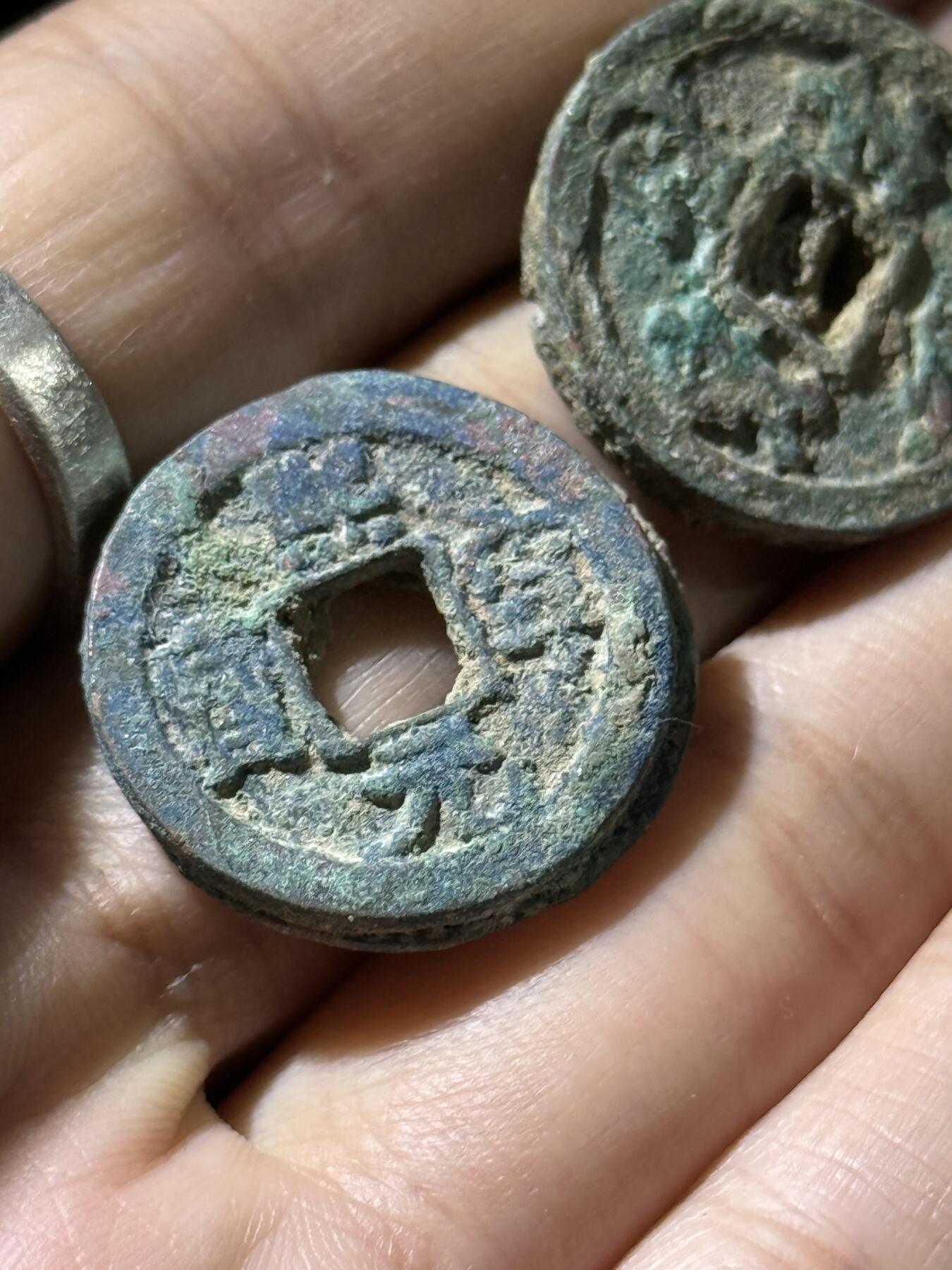 戎马世界章牌大赏，铜钱场 宋钱小饼子一组，二联加三联