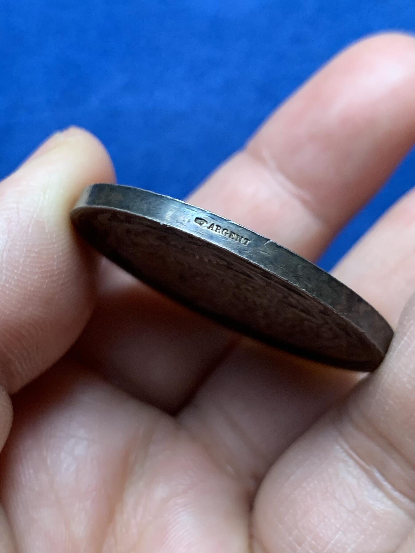 《竞宝斋》第472场 周日，周一，周二 3场连拍 （全场包邮）欢迎送拍 法国巴黎中央海上保险银质代币，罕见款，深彩包浆，正面图案：海面上女海王赤裸上身手拿三叉戟，骑坐在龙鱼上，漂亮罕见且稀少的银章值得收藏，直径：37mm，重：22.52g，手指银标。