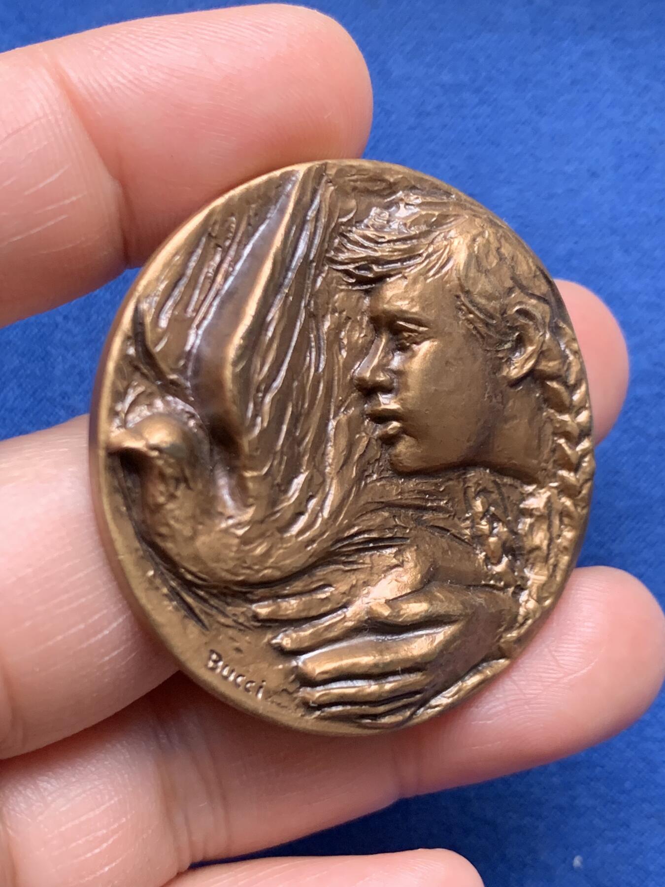 《竞宝斋》第472场 周日，周一，周二 3场连拍 （全场包邮）欢迎送拍 1985年意大利阿尔丰西内（Alfonsine）解放40周年纪念铜章，由雕刻师 Bucci 创作，用于纪念二战后意大利的解放与重建，加厚高浮雕。50.55克，44.8mm。