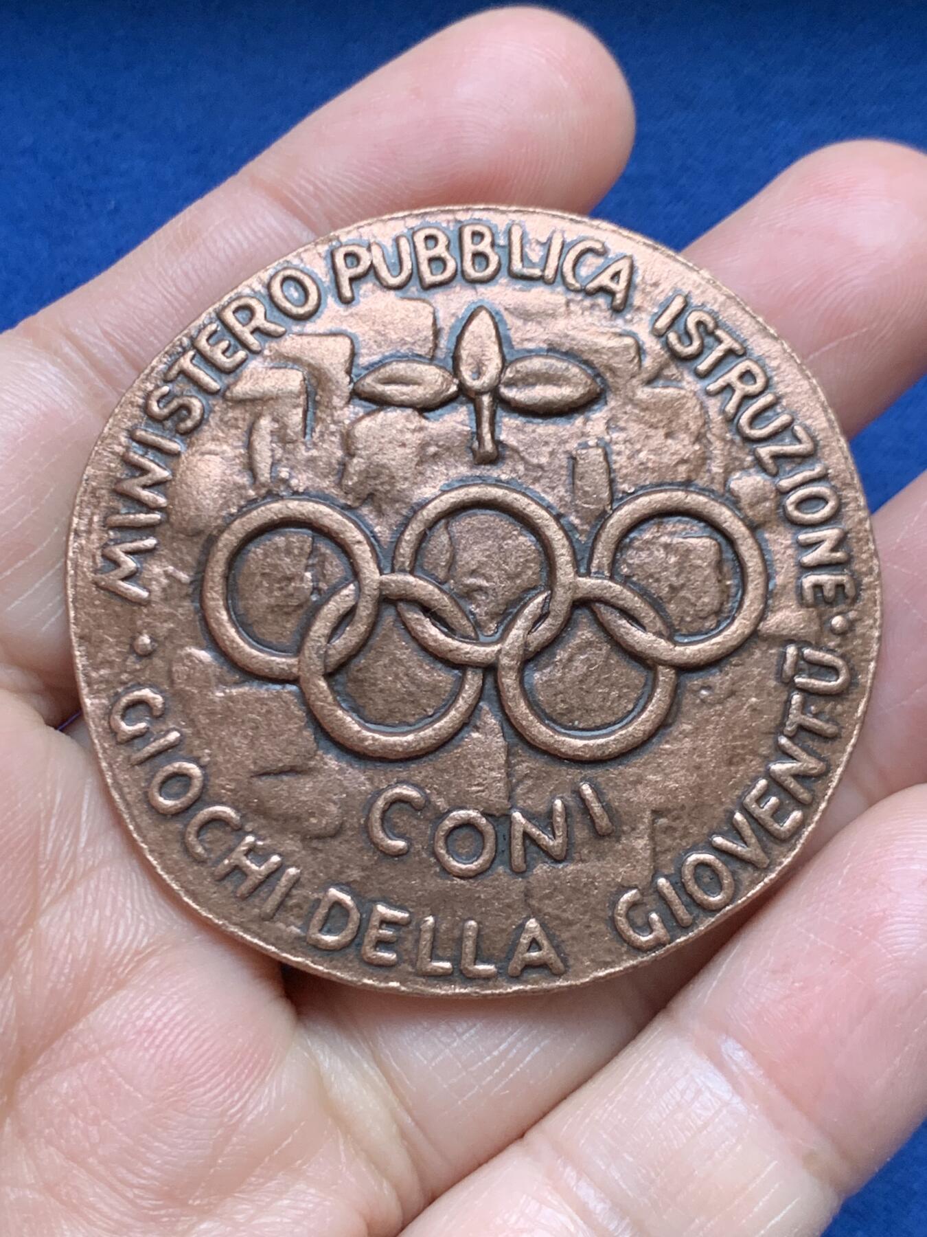 《竞宝斋》第472场 周日，周一，周二 3场连拍 （全场包邮）欢迎送拍 意大利青年运动会（Giochi della Gioventù）官方纪念铜章，由意大利国家奥林匹克委员会（CONI）与公共教育部联合发行，是意大利青少年体育教育的重要实物见证，高浮雕加厚。62克，51mm。