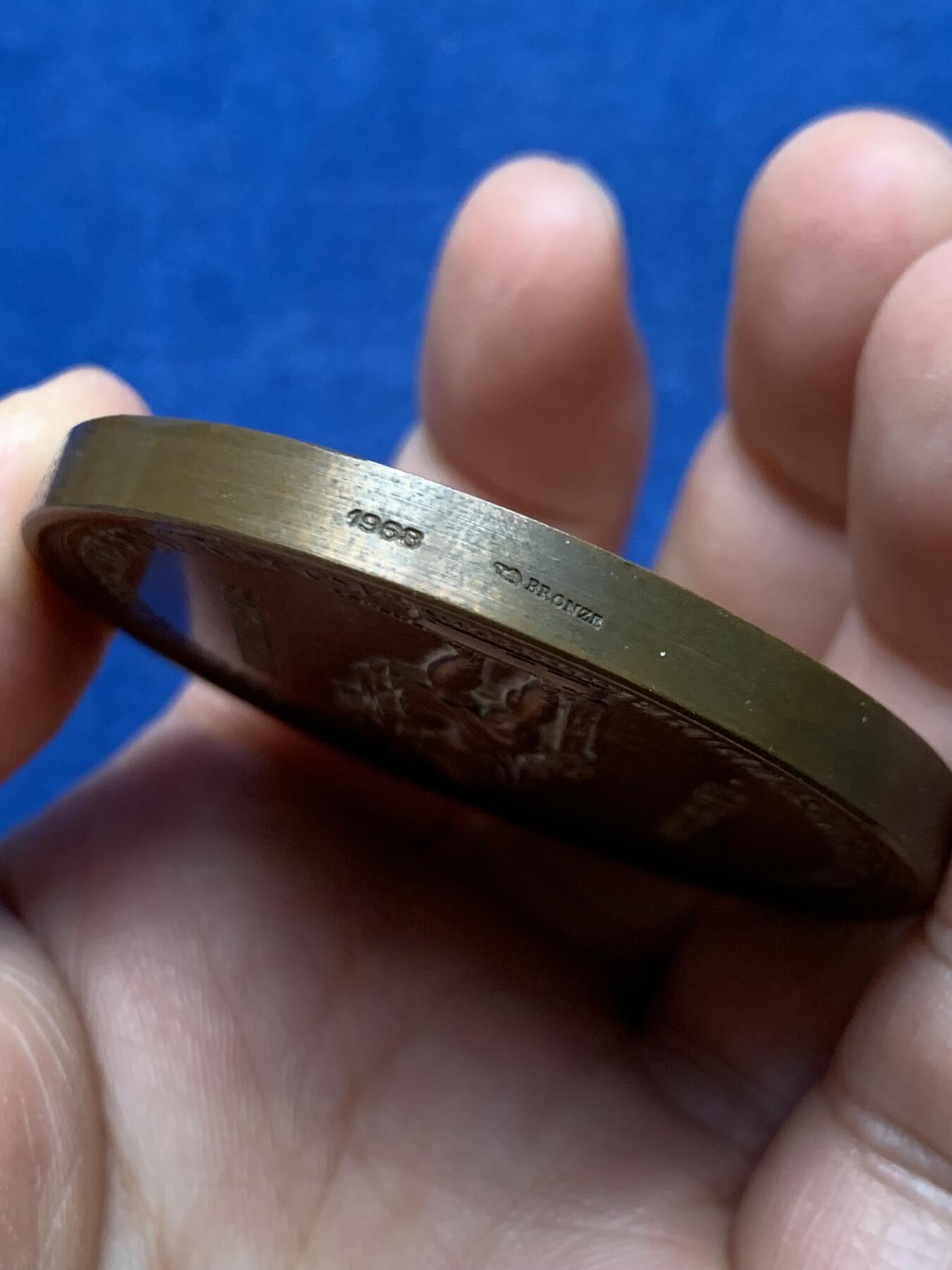 《竞宝斋》第472场 周日，周一，周二 3场连拍 （全场包邮）欢迎送拍 法国路易·菲利普一世在旺多姆柱上修复的拿破仑雕像纪念铜章，90.00g，55.2mm，边铭：1968+丰饶角铜标