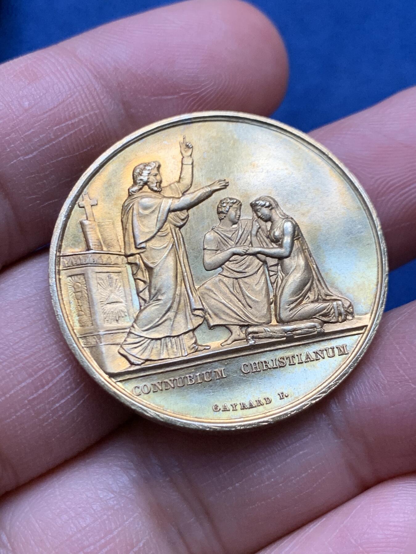 《竞宝斋》第472场 周日，周一，周二 3场连拍 （全场包邮）欢迎送拍 法国爱情与婚姻结婚纪念镀金银章，品相完整，金光闪闪，花体字漂亮，值得珍藏，带原盒。直径：33.2mm，重：16.5g