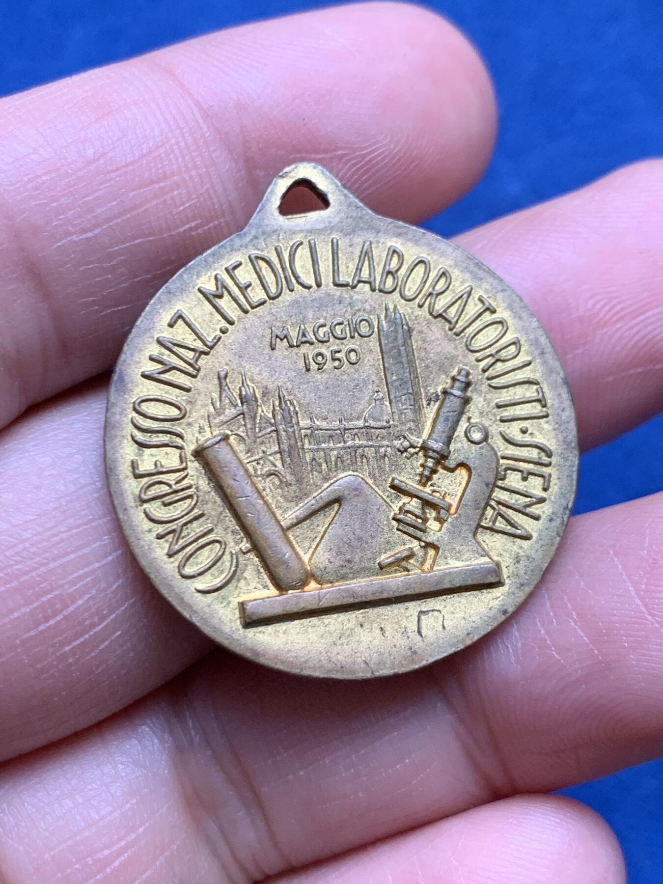 《竞宝斋》第472场 周日，周一，周二 3场连拍 （全场包邮）欢迎送拍 1950年意大利锡耶纳（Siena）全国医学会议双联镀金 纪念章，为同时纪念两场同期召开的医学大会而发行。10.82克，30mm。