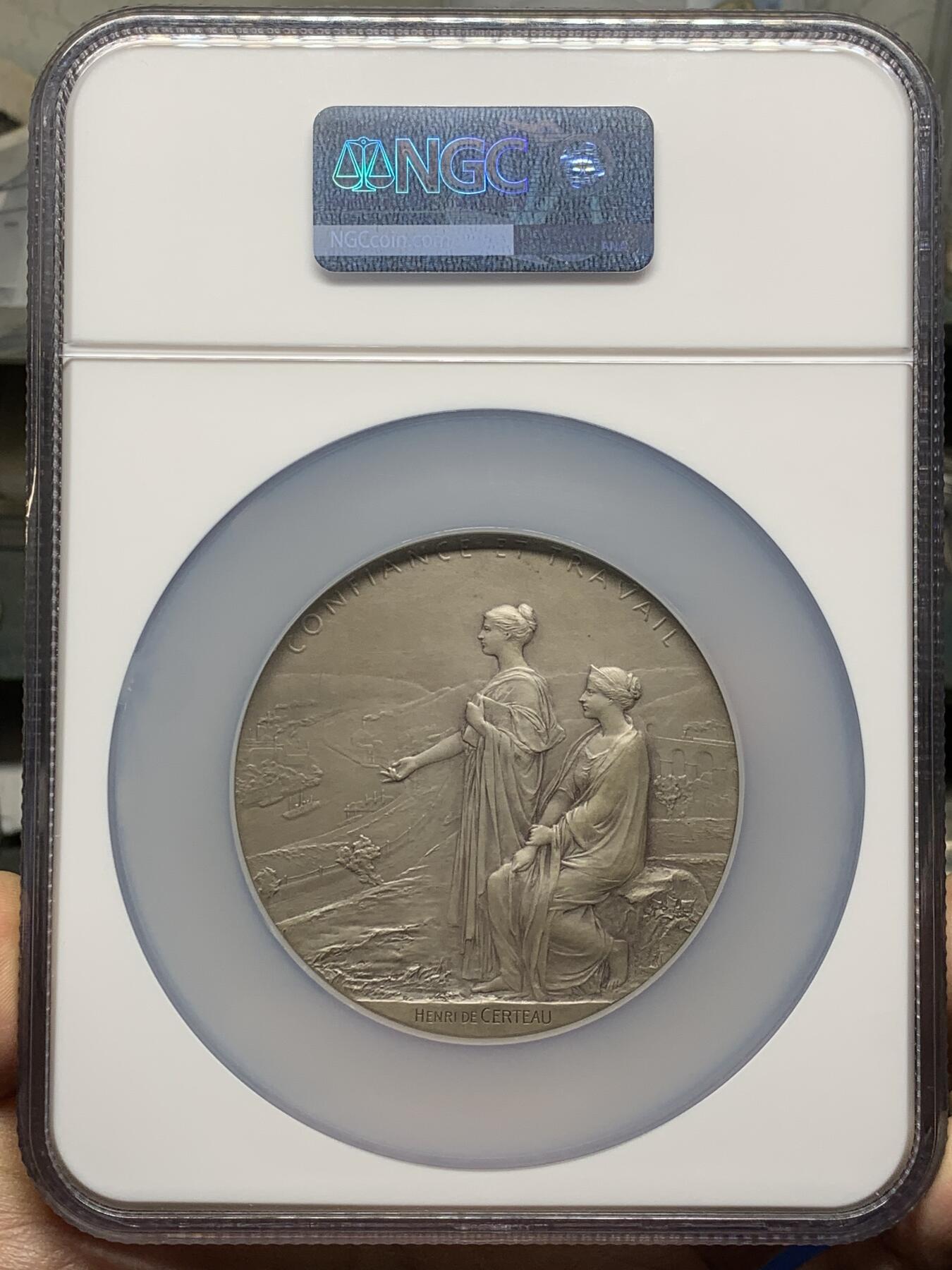 《竞宝斋》第472场 周日，周一，周二 3场连拍 （全场包邮）欢迎送拍 NGC MS63 法兰西银行百年纪念大银章 奥斯卡·罗蒂大师的扛鼎之作 名品法百 加大加厚盒装 法章不可或缺藏品