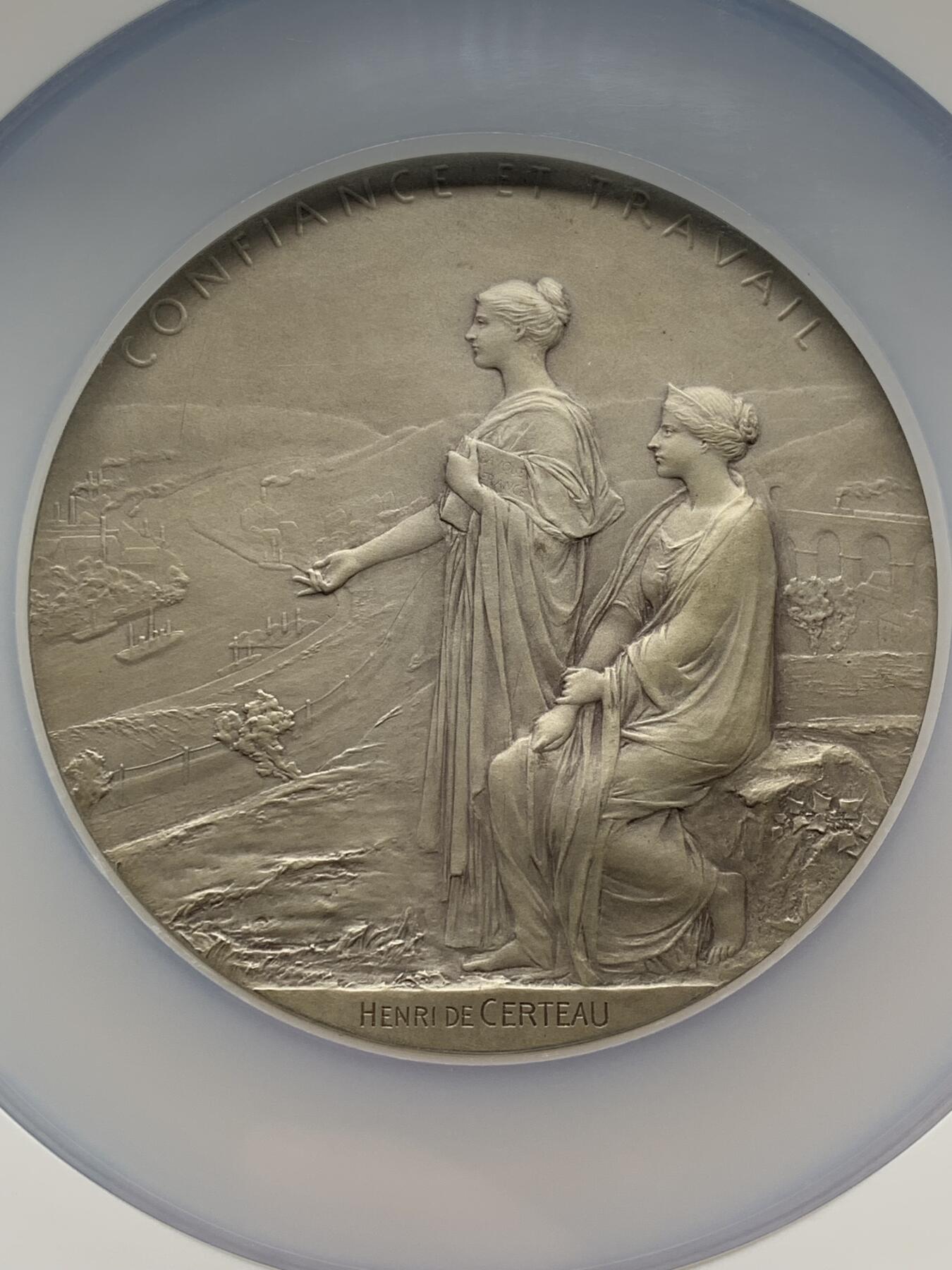 《竞宝斋》第472场 周日，周一，周二 3场连拍 （全场包邮）欢迎送拍 NGC MS63 法兰西银行百年纪念大银章 奥斯卡·罗蒂大师的扛鼎之作 名品法百 加大加厚盒装 法章不可或缺藏品