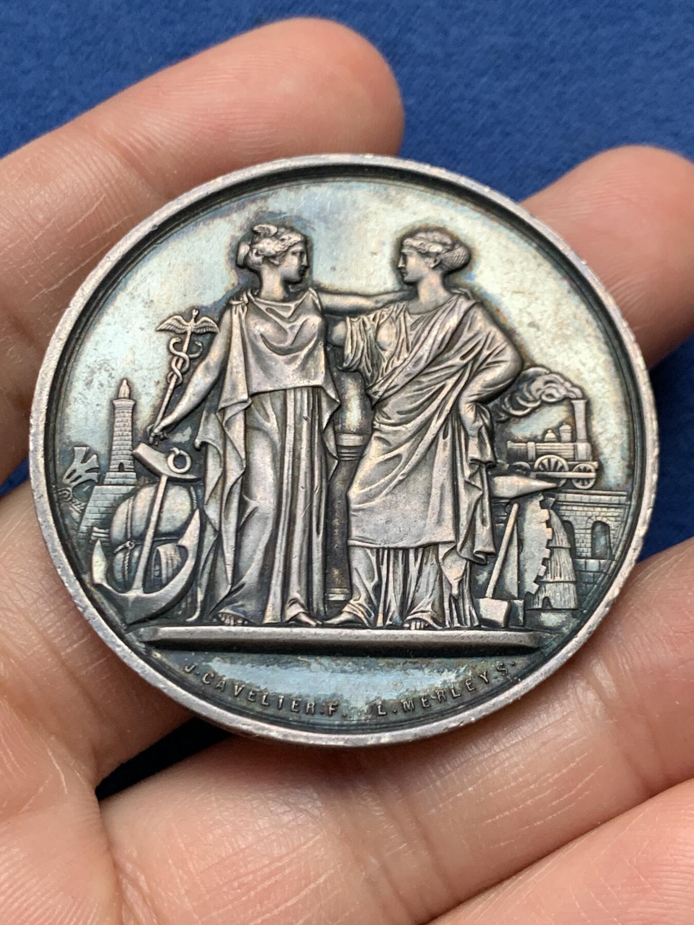 《竞宝斋》第472场 周日，周一，周二 3场连拍 （全场包邮）欢迎送拍 法国巴黎国家商会银章，组成法国巴黎银行的四家银行之一，43.5g，45.1mm，1879年仅铸造一个月的烟斗边铭