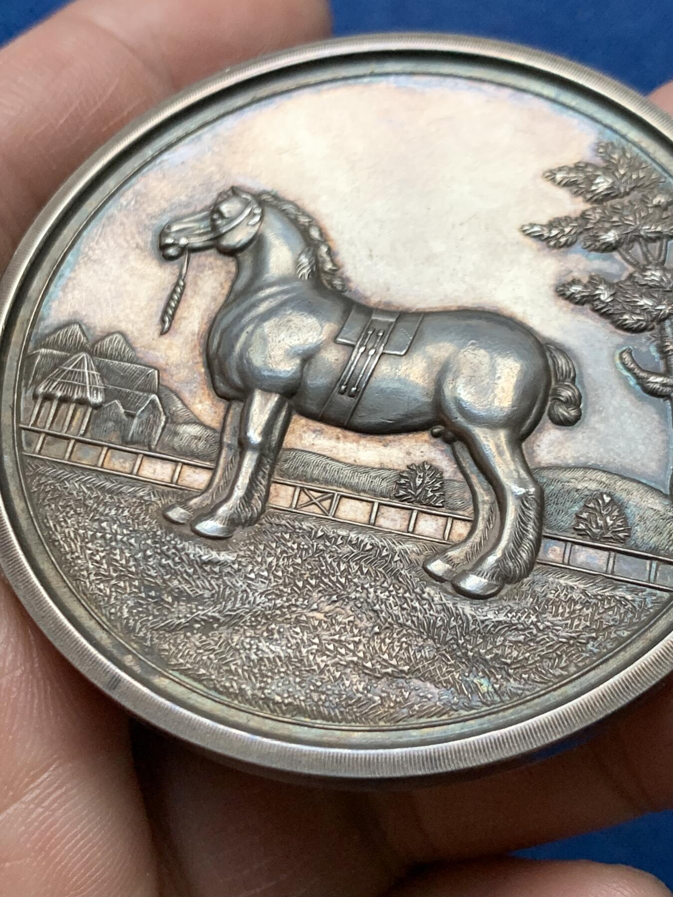 《竞宝斋》第472场 周日，周一，周二 3场连拍 （全场包邮）欢迎送拍 英国1903年边境联盟协会展览银章，74.9g，56.5mm，含银925，带原盒