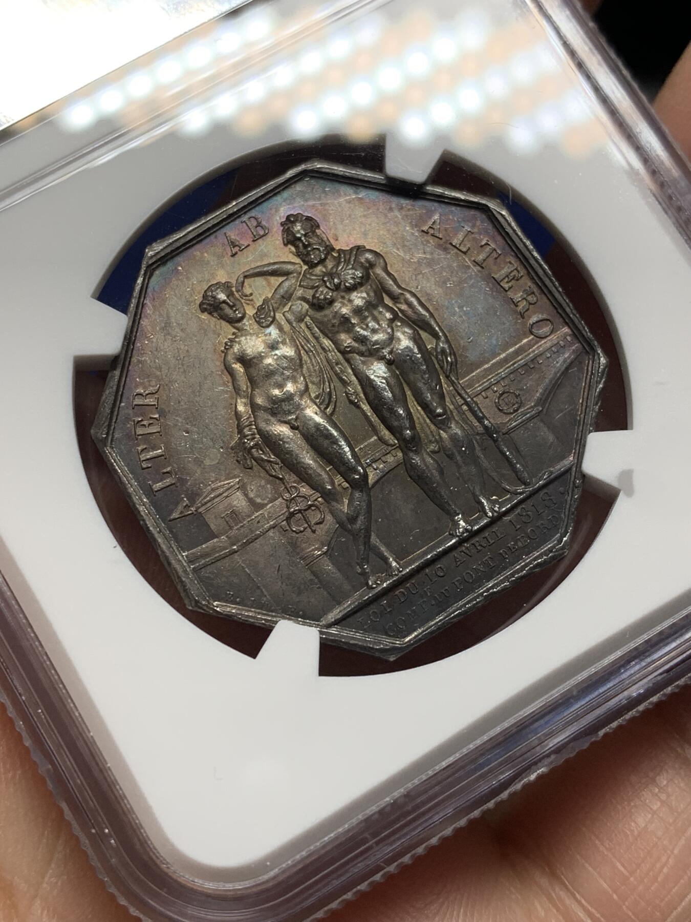 《竞宝斋》第472场 周日，周一，周二 3场连拍 （全场包邮）欢迎送拍 NGC MS61 法国1819波尔多八角银质代币，深彩包浆，手指边铭。正面：路易十八侧面像，背面：以波尔多桥梁为背景，墨丘利与大力神（一对全裸好基友）