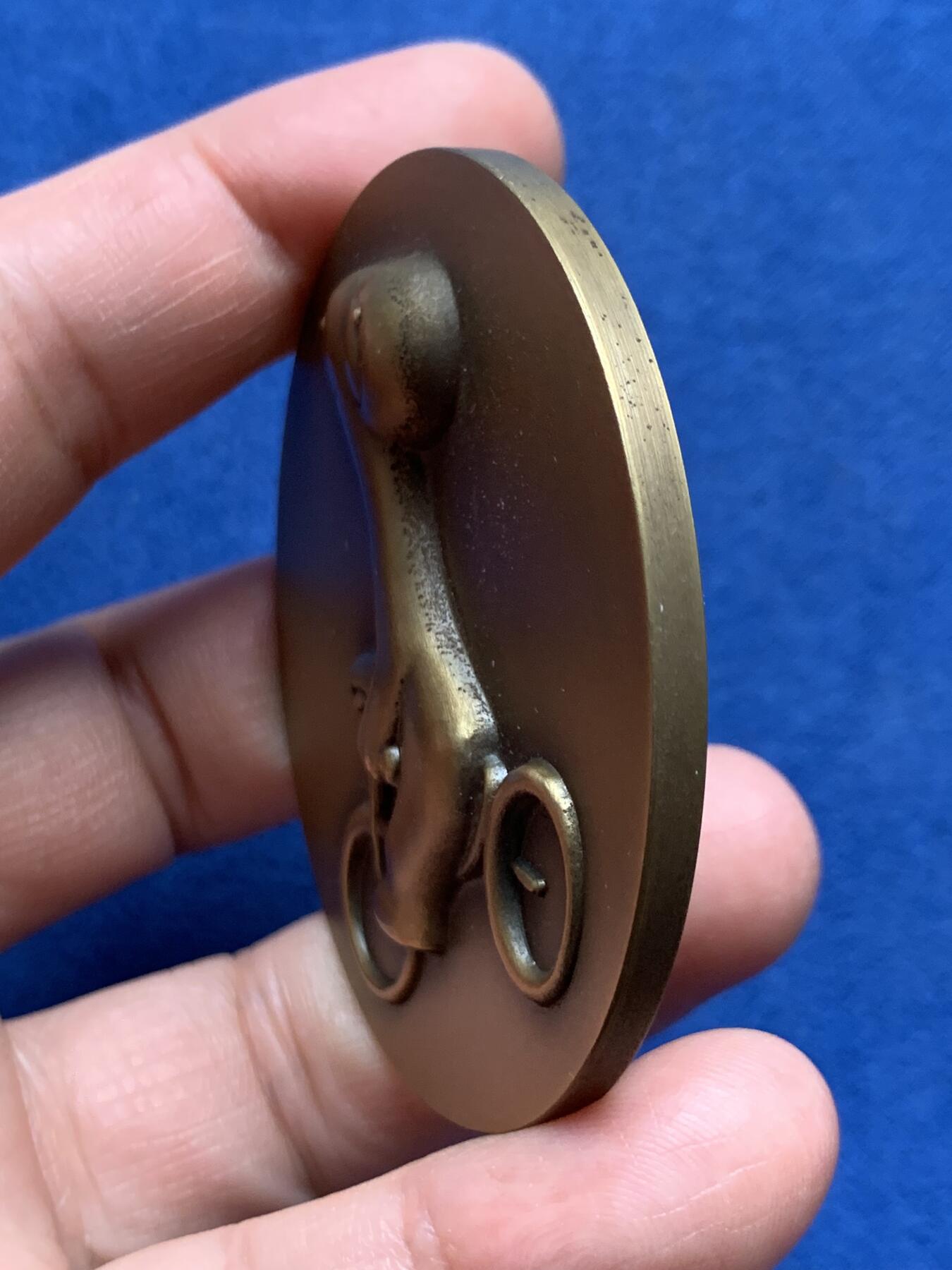 《竞宝斋》第472场 周日，周一，周二 3场连拍 （全场包邮）欢迎送拍 葡萄牙2008世博会纪念铜章，59.6mm，重约88g，原盒