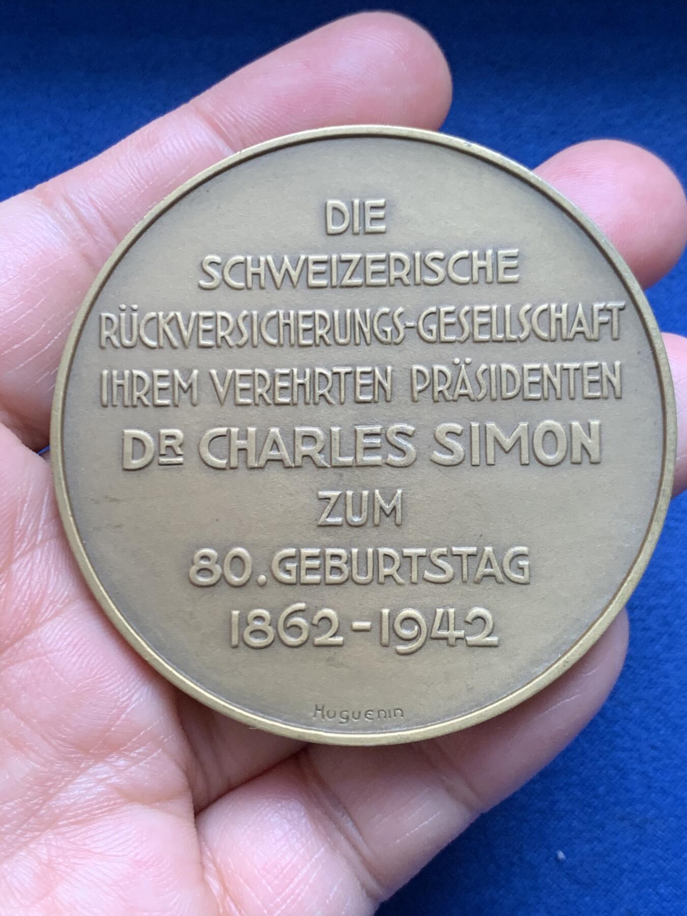 《竞宝斋》第472场 周日，周一，周二 3场连拍 （全场包邮）欢迎送拍 1942年瑞士再保险公司为总裁西蒙博士（Dr. Charles Simon）80寿辰定制的纪念铜章，由瑞士著名章牌厂 Huguenin 铸造，加大加厚。108.1克，59.7mm。