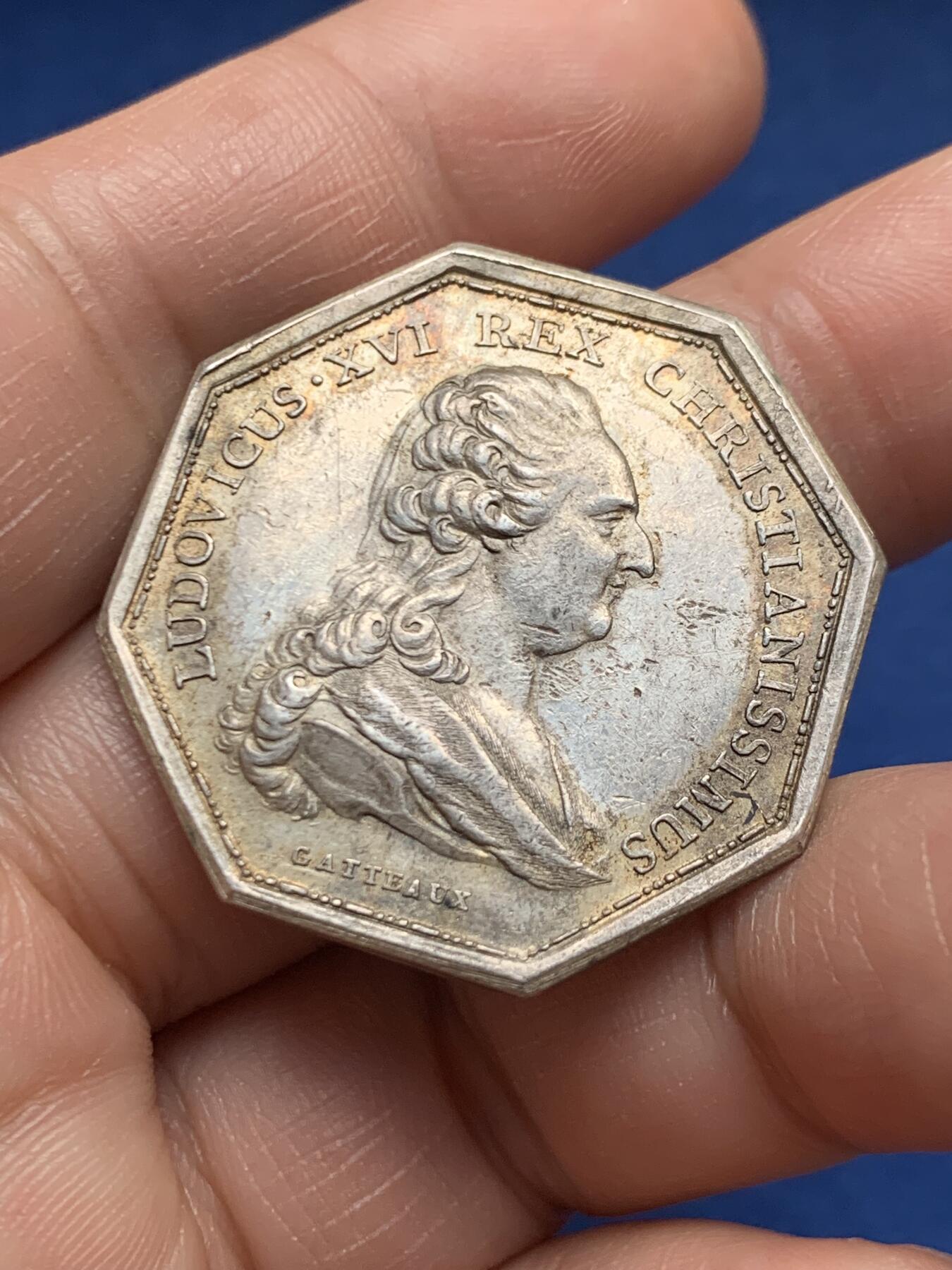 《竞宝斋》第472场 周日，周一，周二 3场连拍 （全场包邮）欢迎送拍 法国八角银质代币，路易十六头像勒阿弗尔团结保险公司，大力神赫拉克勒斯折断公牛的角赠送给审慎之神普鲁登斯，17.42g，33.5mm，早期无边铭