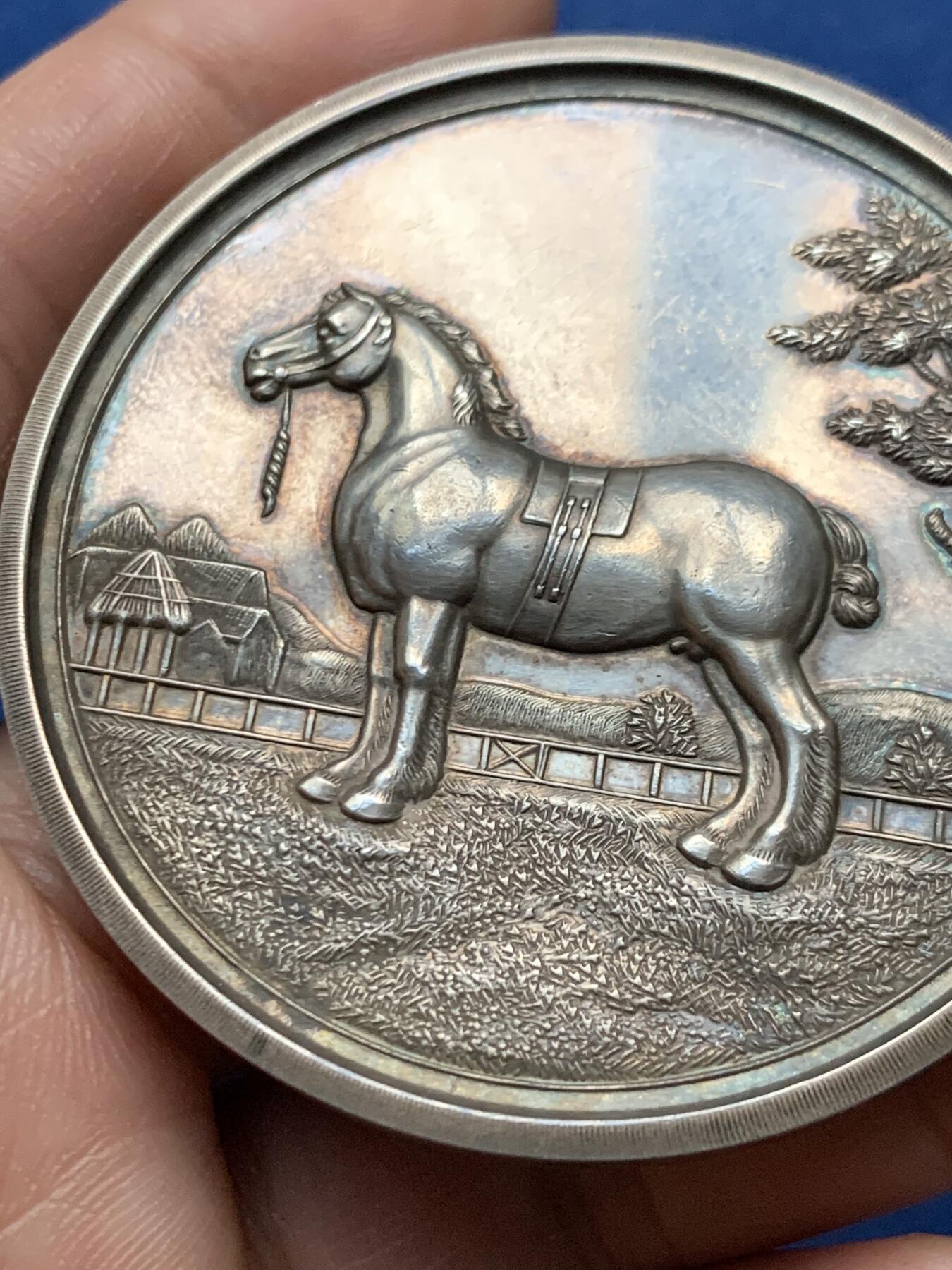 《竞宝斋》第472场 周日，周一，周二 3场连拍 （全场包邮）欢迎送拍 英国1903年边境联盟协会展览银章，74.9g，56.5mm，含银925，带原盒