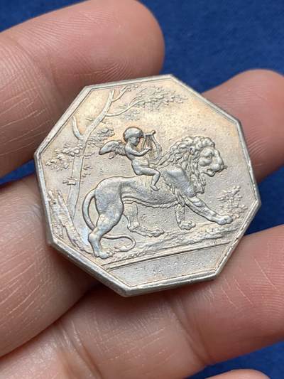 《竞宝斋》第472场 周日，周一，周二 3场连拍 （全场包邮）欢迎送拍 - 法国八角银质代币，爱情与婚姻信物，丘比特骑着狮子，“爱能战胜一切”，13.68g，31.4mm，早期无边铭，铸造风格像路易十六时期