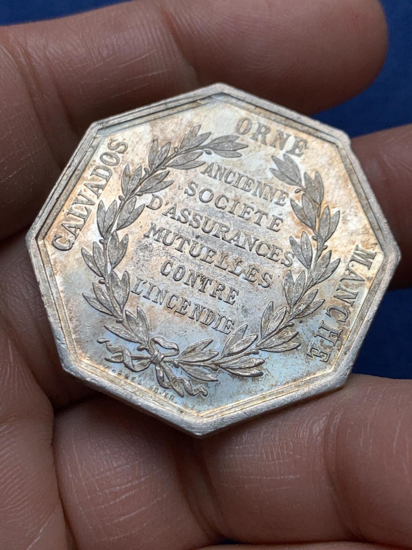 《竞宝斋》第472场 周日，周一，周二 3场连拍 （全场包邮）欢迎送拍 法国诺曼底火灾互助保险女神八角银质代币，19.6g，35.8mm，丰饶角银标边铭。