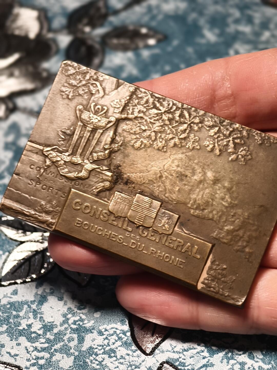 抚柳草堂-第十七期章牌钱币  奖章勋章限时免佣 满百包邮 放漏专场 19世纪末-20世纪初 法国罗讷河口省议会体育委员会纪念碑方形大铜章     尺寸68×44mm     重91.1g 浮雕精美 包浆自然