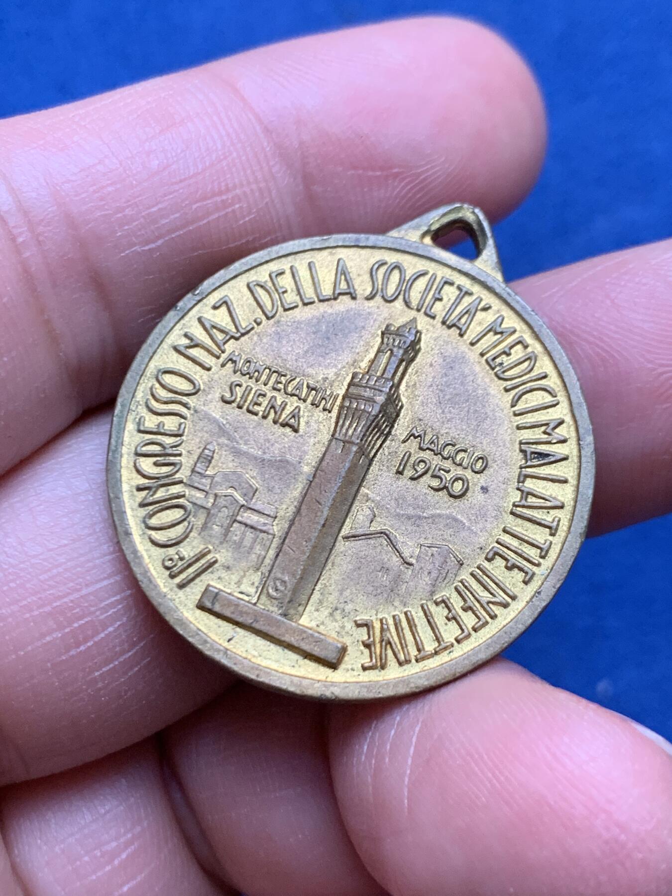 《竞宝斋》第472场 周日，周一，周二 3场连拍 （全场包邮）欢迎送拍 1950年意大利锡耶纳（Siena）全国医学会议双联镀金 纪念章，为同时纪念两场同期召开的医学大会而发行。10.82克，30mm。