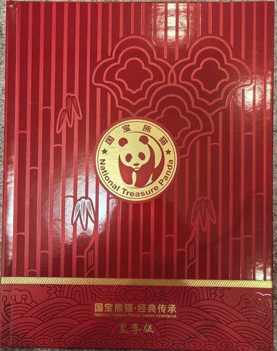 全新国宝熊猫至尊版纪念券，中国集邮官方发行，十连号套装，带SCGS评级封装，分数高，编号0000000-9999999，限量676套，收藏价值高，尺寸70x145cm，多彩荧光工艺，塑料钞材质，正品保真，支持验货，适合收藏送礼。包邮，喜欢直接拍。 - 全新国宝熊猫至尊版纪念券，中国集邮官方发行，十连号套装，带SCGS评级封装，分数高，编号0000000-9999999，限量676套，收藏价值高，尺寸70x145cm，多彩荧光工艺，塑料钞材质，正品保真，支持验货，适合收藏送礼。包邮，喜欢直接拍。