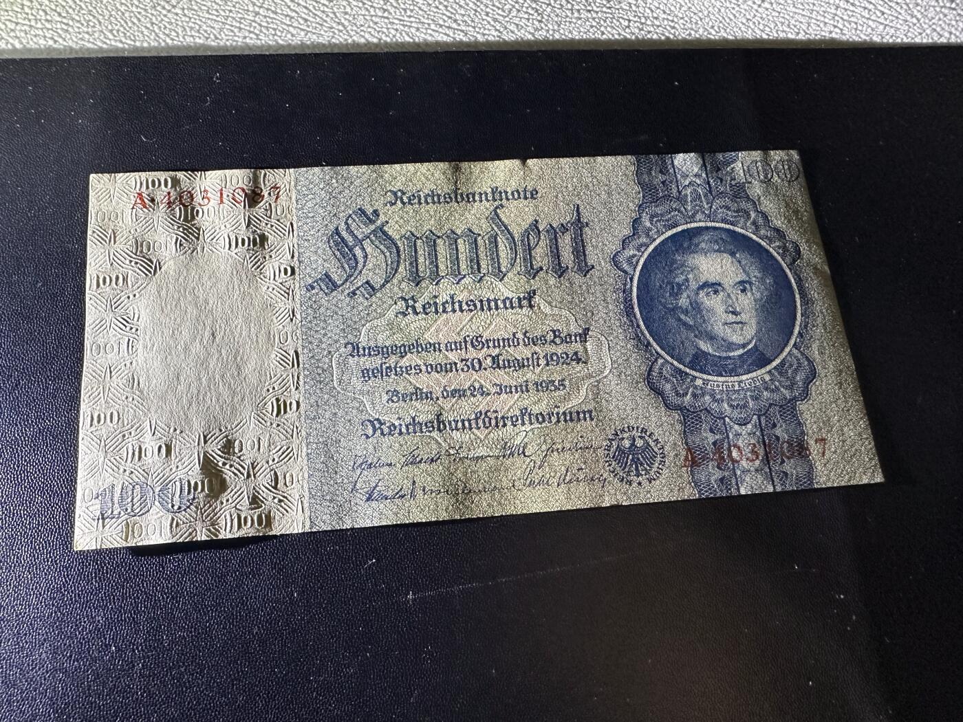 《外钞收藏家》第六百一十九期（精品场）（长期征集拍品、欢迎藏友们联系合作） 1924年版德国100马克 A冠 正面左下角有黄 UNC- 尾087