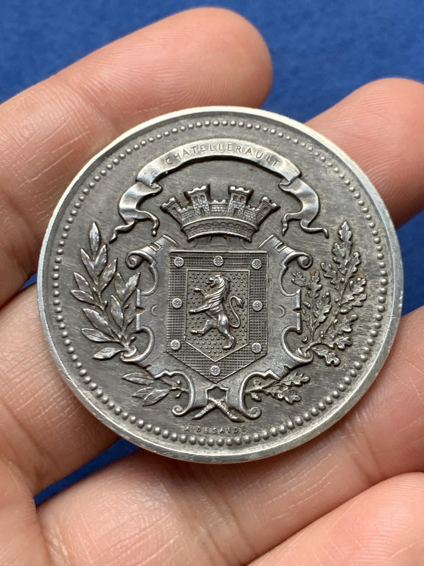 《竞宝斋》第472场 周日，周一，周二 3场连拍 （全场包邮）欢迎送拍 法国沙泰勒罗储蓄银行银章，32.52g，41.3mm，边铭：野猪头+菱形argent，有轻磕