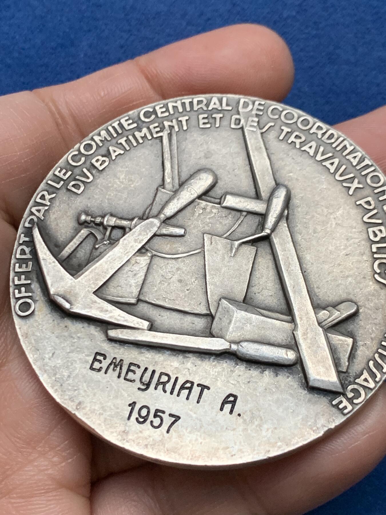 《竞宝斋》第472场 周日，周一，周二 3场连拍 （全场包邮）欢迎送拍 法国建筑与公共工程银章，113.3g，59mm，丰饶角1AR边铭，含银950