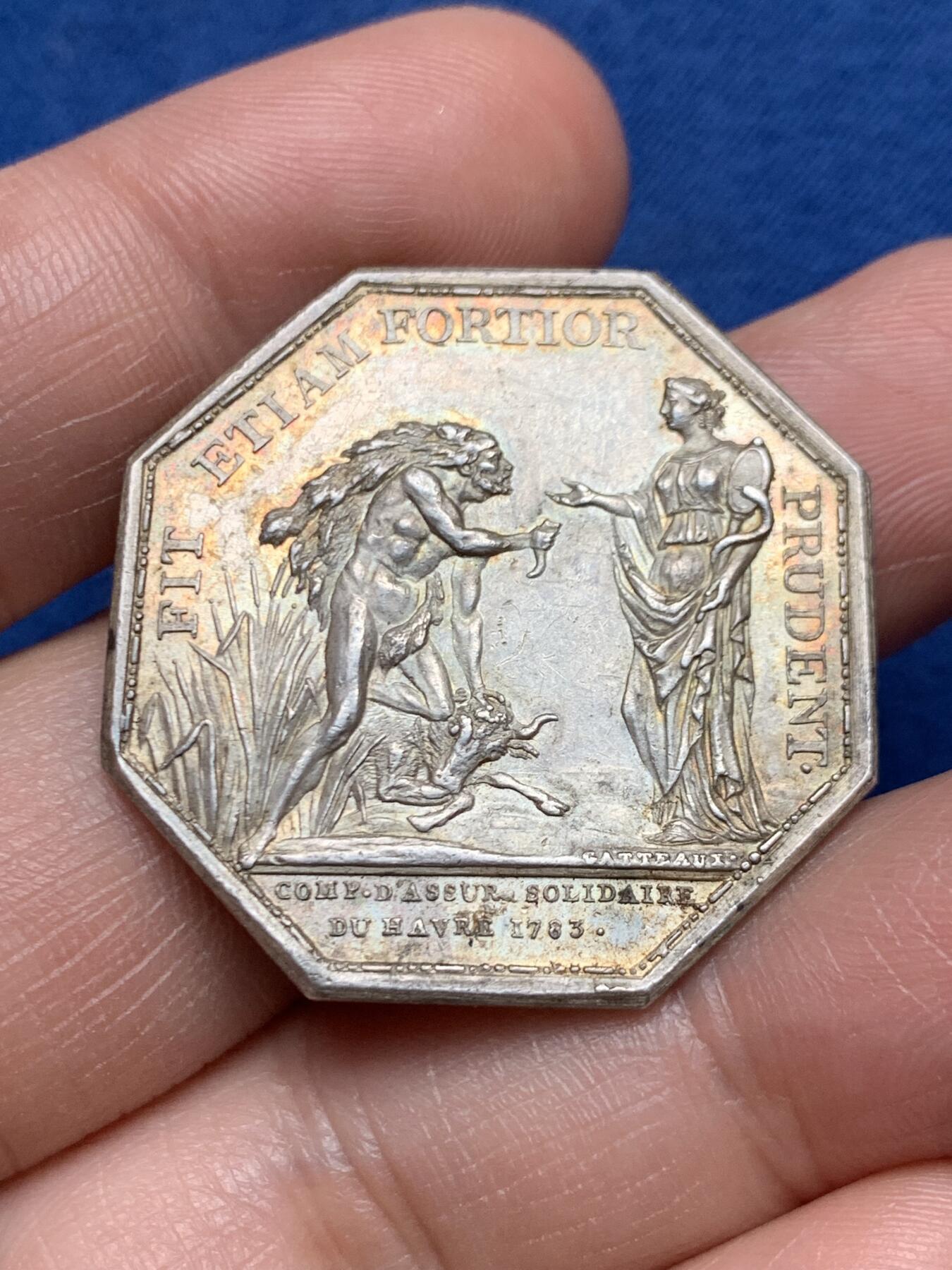 《竞宝斋》第472场 周日，周一，周二 3场连拍 （全场包邮）欢迎送拍 法国八角银质代币，路易十六头像勒阿弗尔团结保险公司，大力神赫拉克勒斯折断公牛的角赠送给审慎之神普鲁登斯，17.42g，33.5mm，早期无边铭