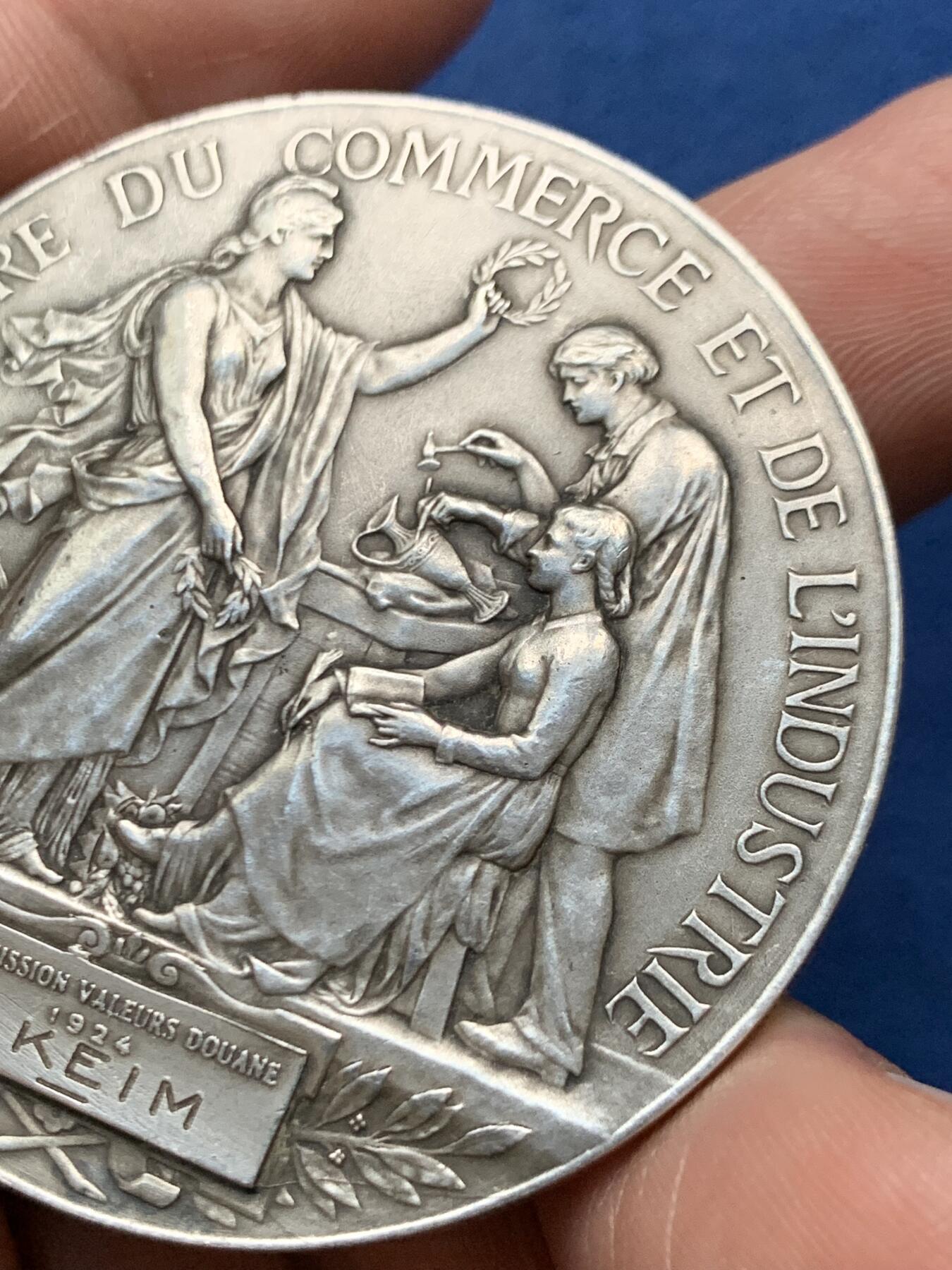 《竞宝斋》第472场 周日，周一，周二 3场连拍 （全场包邮）欢迎送拍 法国商业和工业部证券委员会银章，61.40g，49.4mm，丰饶角2argent边铭