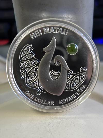 第193期拍卖 - 新西兰2012年1元镶绿玉精制银币 毛利艺术-玉坠 1盎司999银 发行量：3千 盒证全